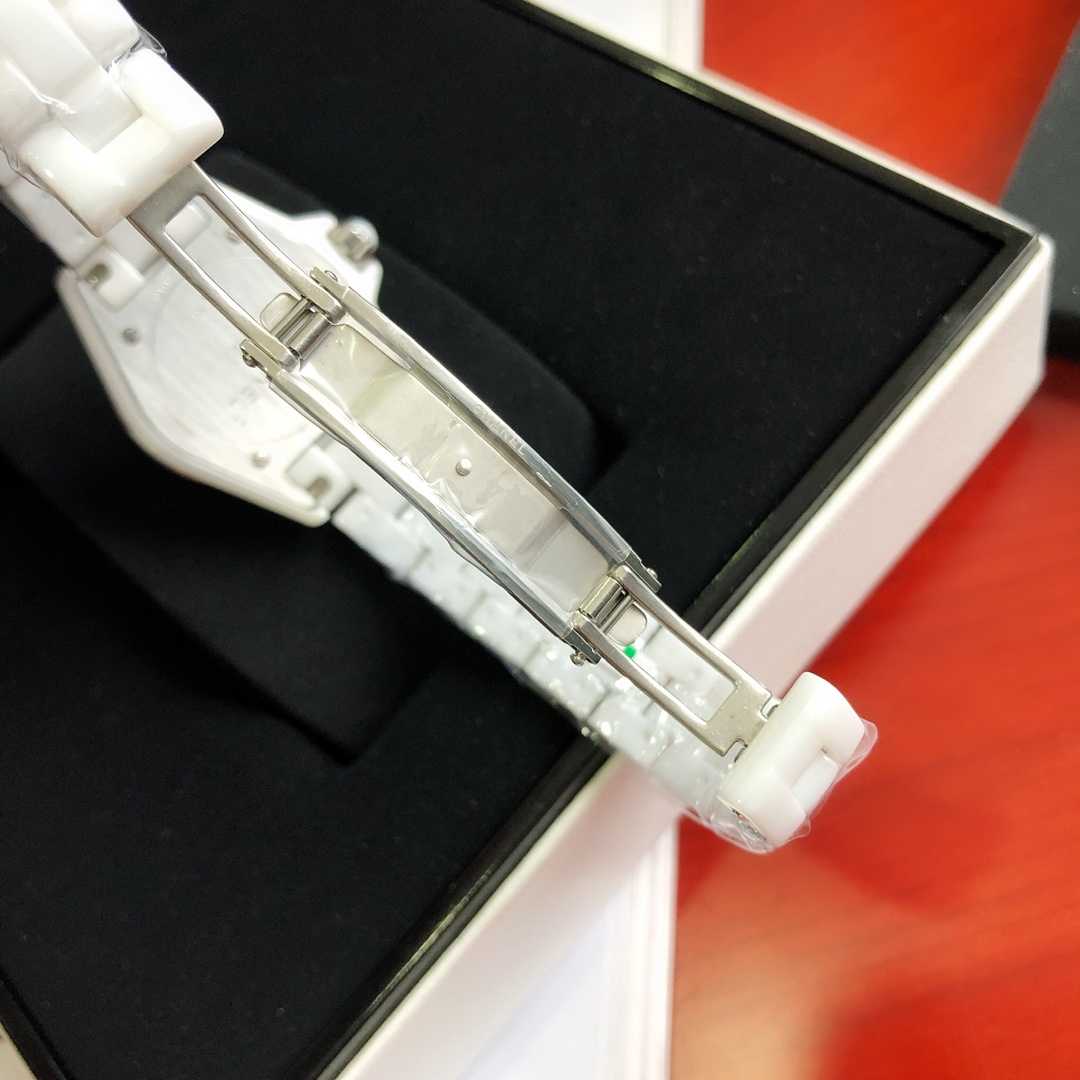 Chanel J12 Series: Luxury Swiss Watch with Sophisticated Design and High-Tech Features - 图片 7