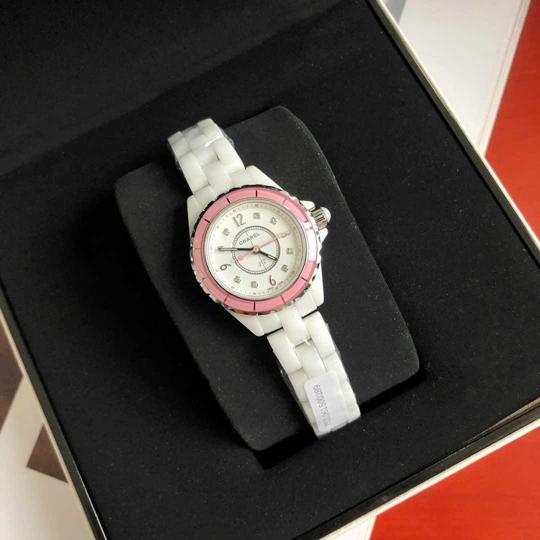 Chanel J12 Series: Luxury Swiss Watch with Sophisticated Design and High-Tech Features - 图片 1