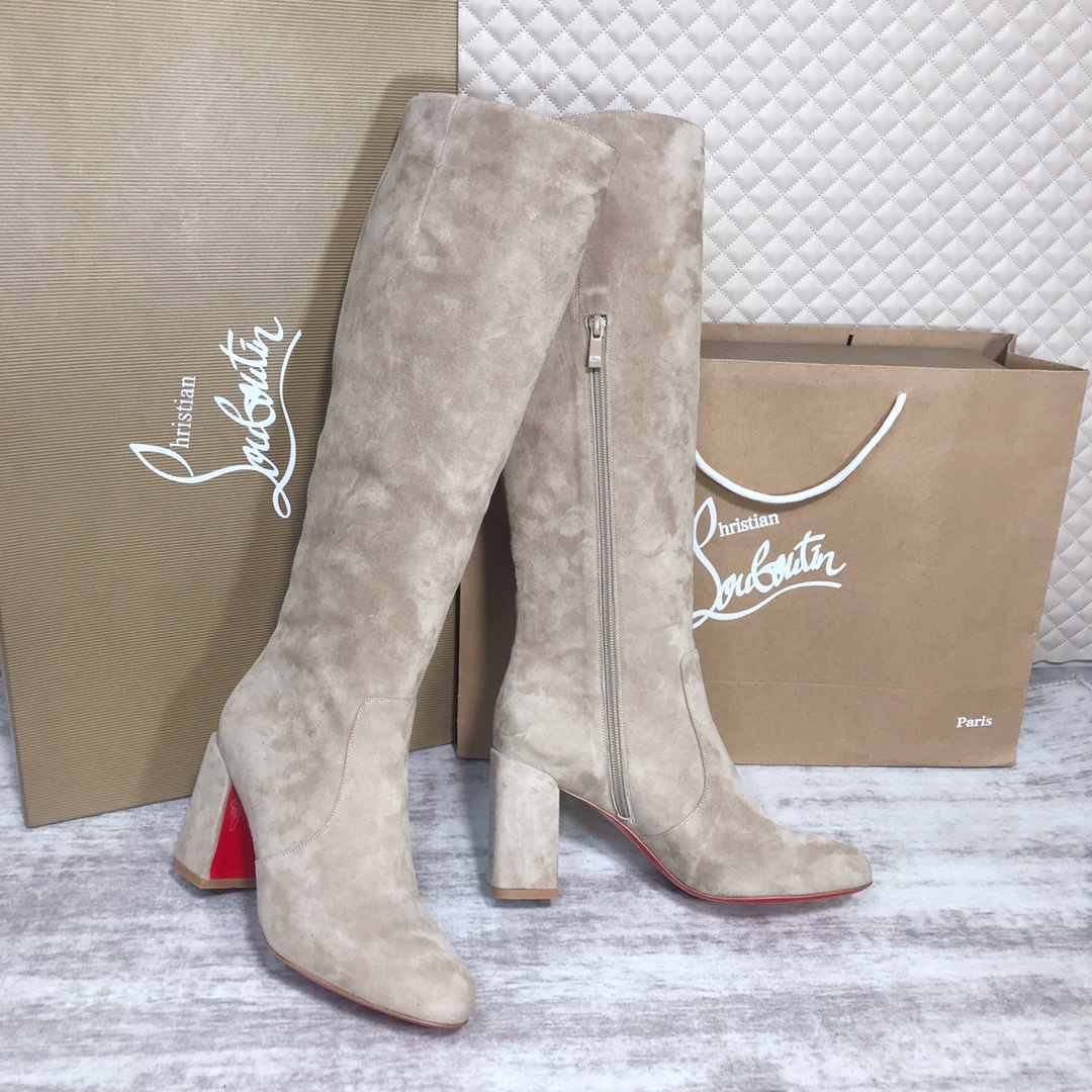 NO:337012,High-end customized autumn and winter boot series!  H8.5Cm, size 35-42. Private mold trademark zipper, 319-Xingyang sheep leather, official website synchronization. One boot barrel and one leather. Three major leather materials are only one pair, 16-inch long boots. Official website synchronization Standard European code Reference:319- Color:nude Material:veau velours Lining:goat leather Heel height:8.5Cm Sole:leather sole Size:EUR 35-42 (US 4-11):,,christian louboutin,boots,sheep19860909高端订制 秋冬靴系列！ H8.5Cm,尺码35-42码.私模商标拉链,319－杏羊猄皮,官网同步.一个靴筒一张皮.三大张皮料只开一对,16寸长靴.官网同步 标准欧码 Reference:319－ Color:nude Material:veau velours Lining:goat leather Heel heigh:8.5Cm Sole:leather sole Size:EUR 35－42（US 4一11) :,,christian louboutin,boots,sheep,Women's Shoes