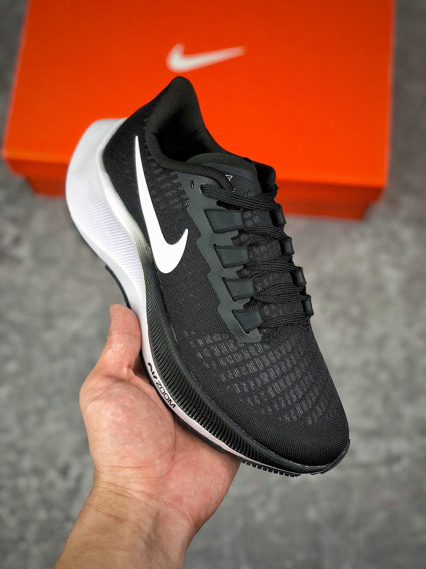   支持放店
Nike Zoom Pegasus 37 登月37代 透气缓震疾速跑鞋  采用透气网眼鞋面搭配外翻式鞋口 为脚跟区域营造出色舒适度，而在鞋底部分 搭载全掌型ZOOM AIR配置 锐意革新缓震系统 缔造平稳顺畅的自然步履体验
尺码 : 36-45（含半码）