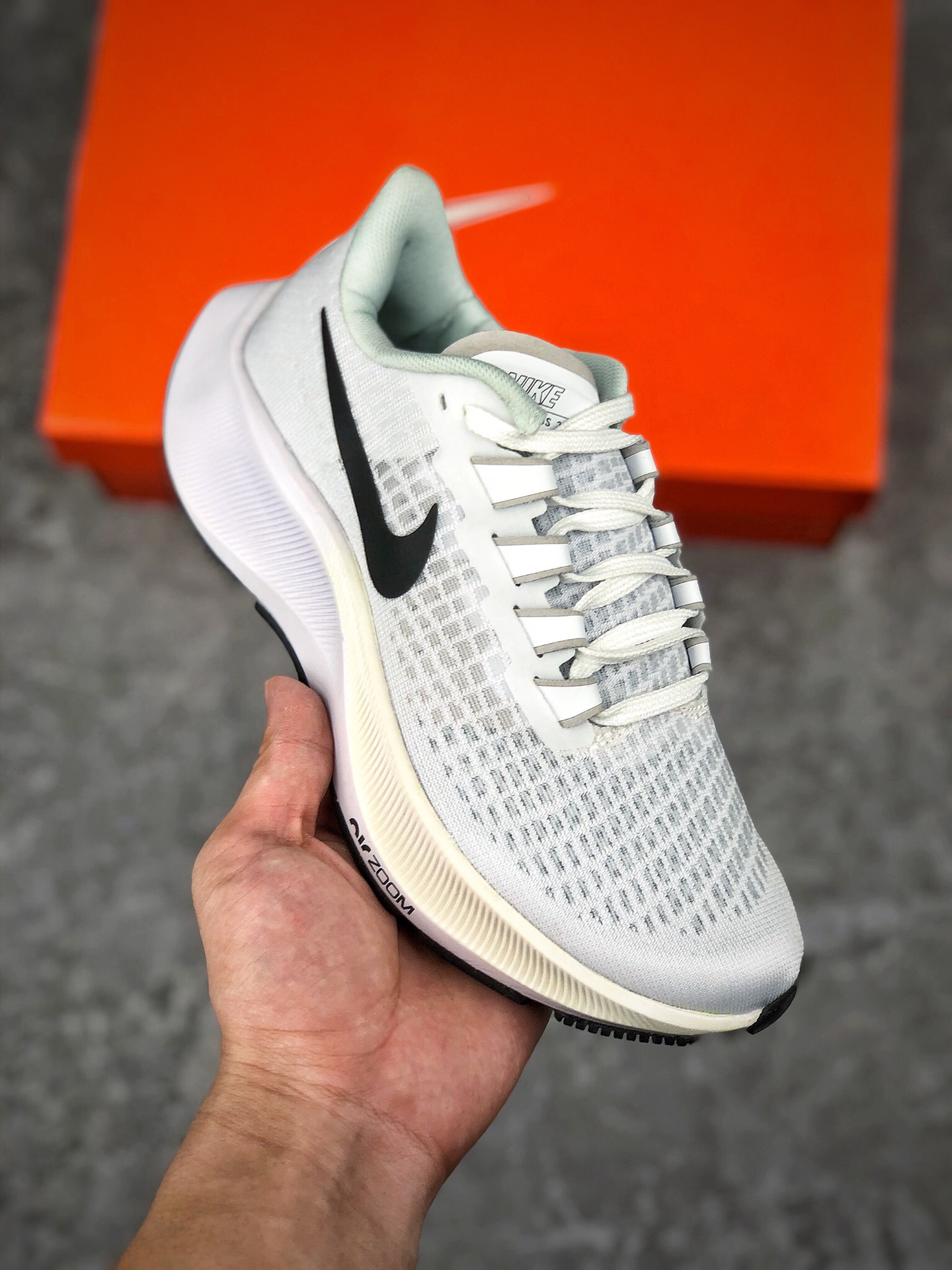   支持放店
Nike Zoom Pegasus 37 登月37代 透气缓震疾速跑鞋  采用透气网眼鞋面搭配外翻式鞋口 为脚跟区域营造出色舒适度，而在鞋底部分 搭载全掌型ZOOM AIR配置 锐意革新缓震系统 缔造平稳顺畅的自然步履体验
尺码 : 36-45（含半码）