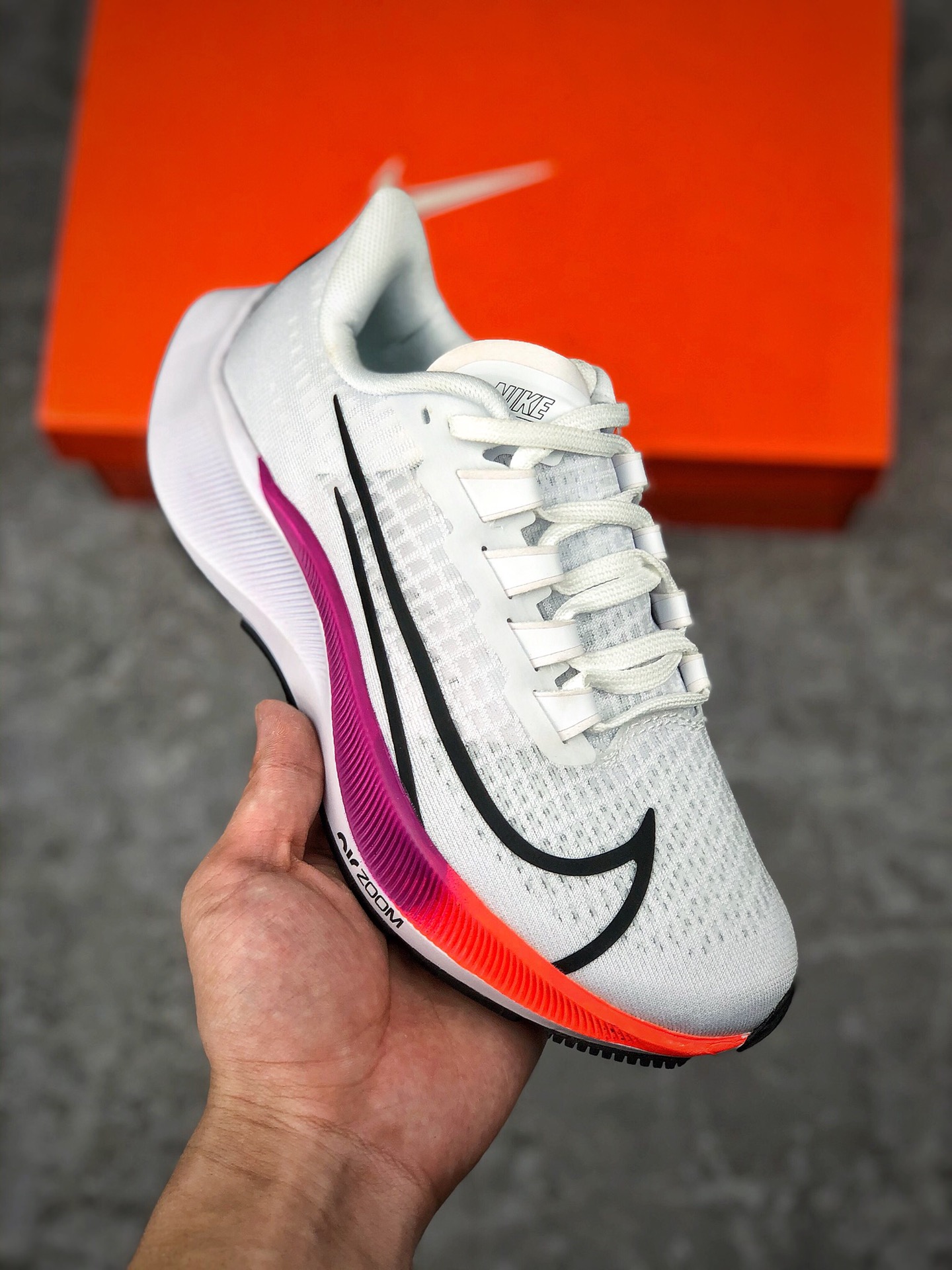   支持放店
Nike Zoom Pegasus 37 登月37代 透气缓震疾速跑鞋  采用透气网眼鞋面搭配外翻式鞋口 为脚跟区域营造出色舒适度，而在鞋底部分 搭载全掌型ZOOM AIR配置 锐意革新缓震系统 缔造平稳顺畅的自然步履体验
尺码 : 36-45（含半码）