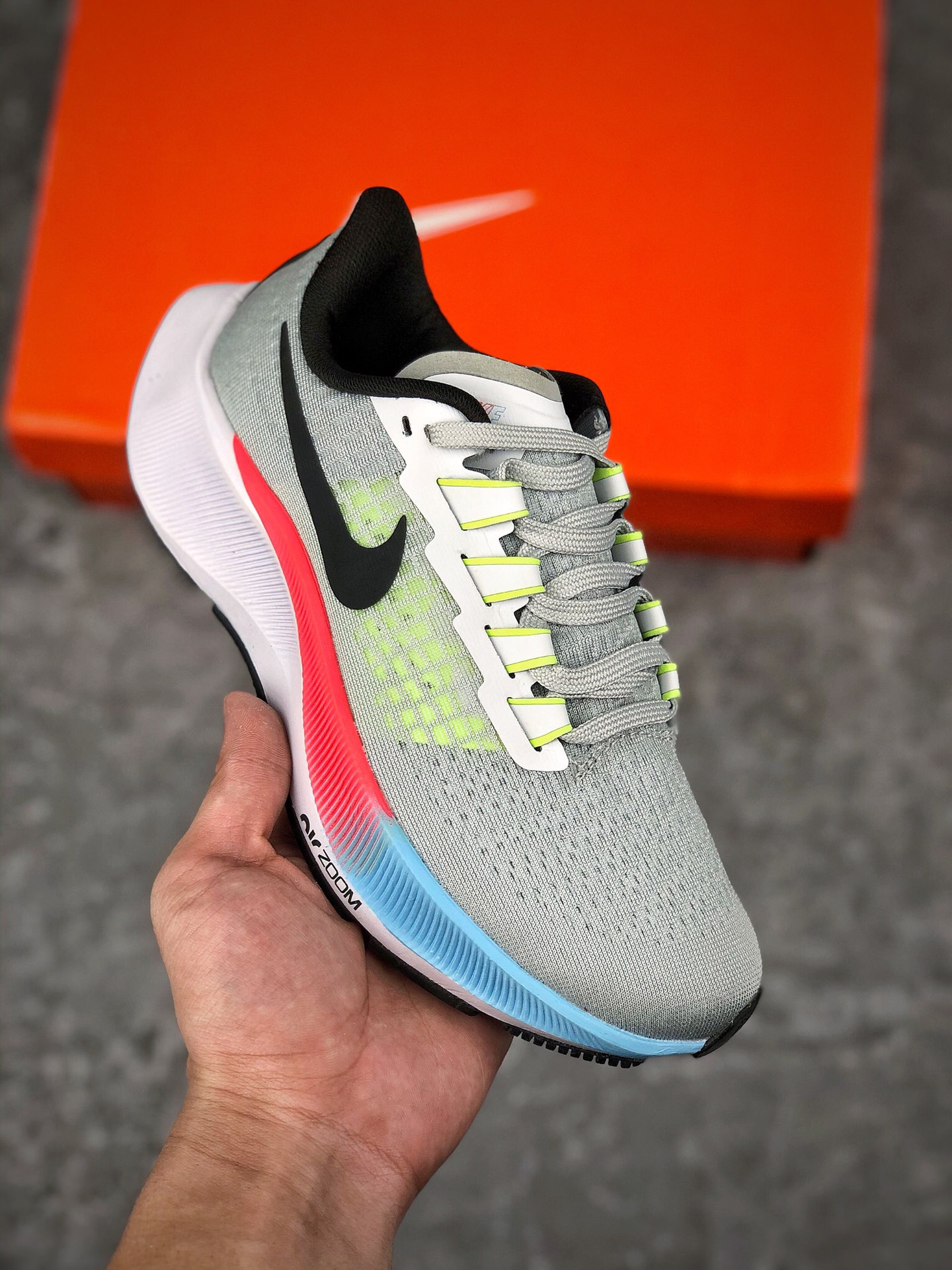   支持放店
Nike Zoom Pegasus 37 登月37代 透气缓震疾速跑鞋  采用透气网眼鞋面搭配外翻式鞋口 为脚跟区域营造出色舒适度，而在鞋底部分 搭载全掌型ZOOM AIR配置 锐意革新缓震系统 缔造平稳顺畅的自然步履体验
尺码 : 36-45（含半码）