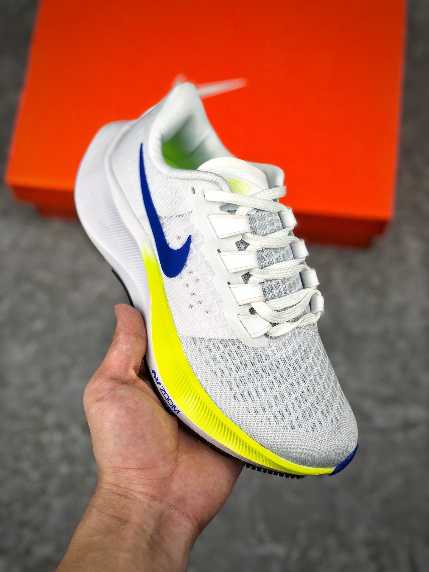   支持放店
Nike Zoom Pegasus 37 登月37代 透气缓震疾速跑鞋  采用透气网眼鞋面搭配外翻式鞋口 为脚跟区域营造出色舒适度，而在鞋底部分 搭载全掌型ZOOM AIR配置 锐意革新缓震系统 缔造平稳顺畅的自然步履体验
尺码 : 36-45（含半码）