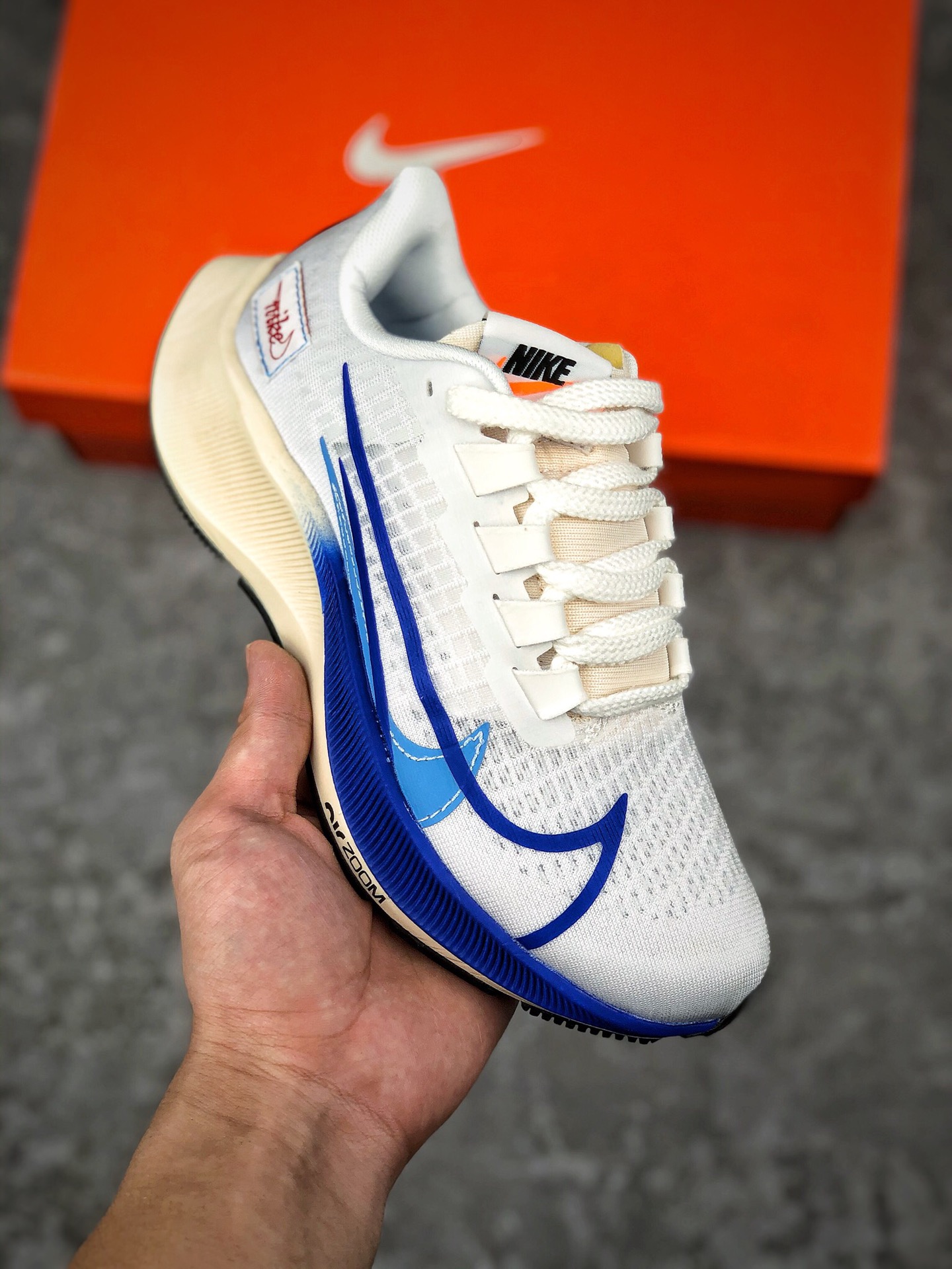   支持放店
Nike Zoom Pegasus 37 登月37代 透气缓震疾速跑鞋  采用透气网眼鞋面搭配外翻式鞋口 为脚跟区域营造出色舒适度，而在鞋底部分 搭载全掌型ZOOM AIR配置 锐意革新缓震系统 缔造平稳顺畅的自然步履体验
尺码 : 36-45（含半码）