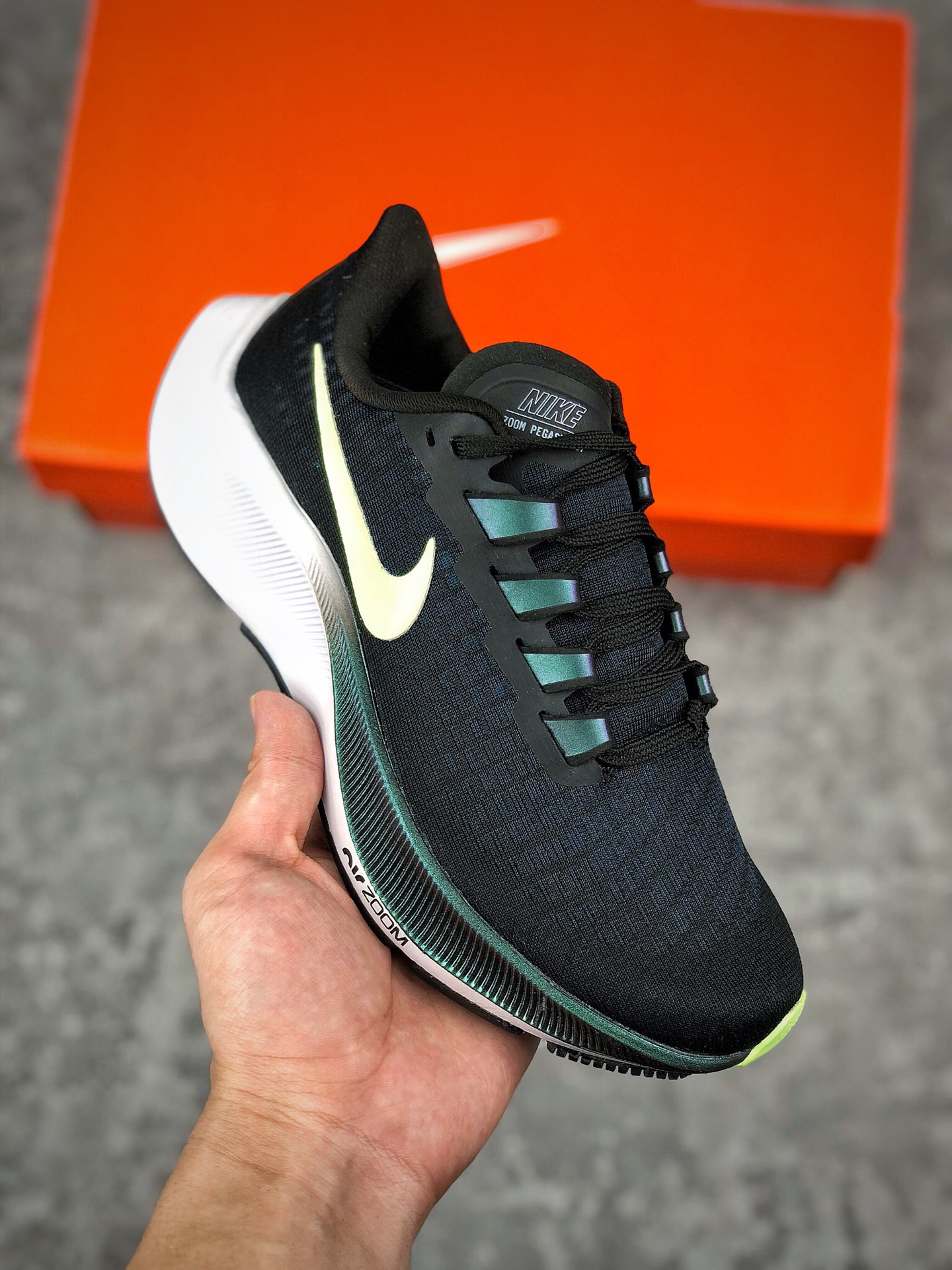   支持放店
Nike Zoom Pegasus 37 登月37代 透气缓震疾速跑鞋  采用透气网眼鞋面搭配外翻式鞋口 为脚跟区域营造出色舒适度，而在鞋底部分 搭载全掌型ZOOM AIR配置 锐意革新缓震系统 缔造平稳顺畅的自然步履体验
尺码 : 36-45（含半码）