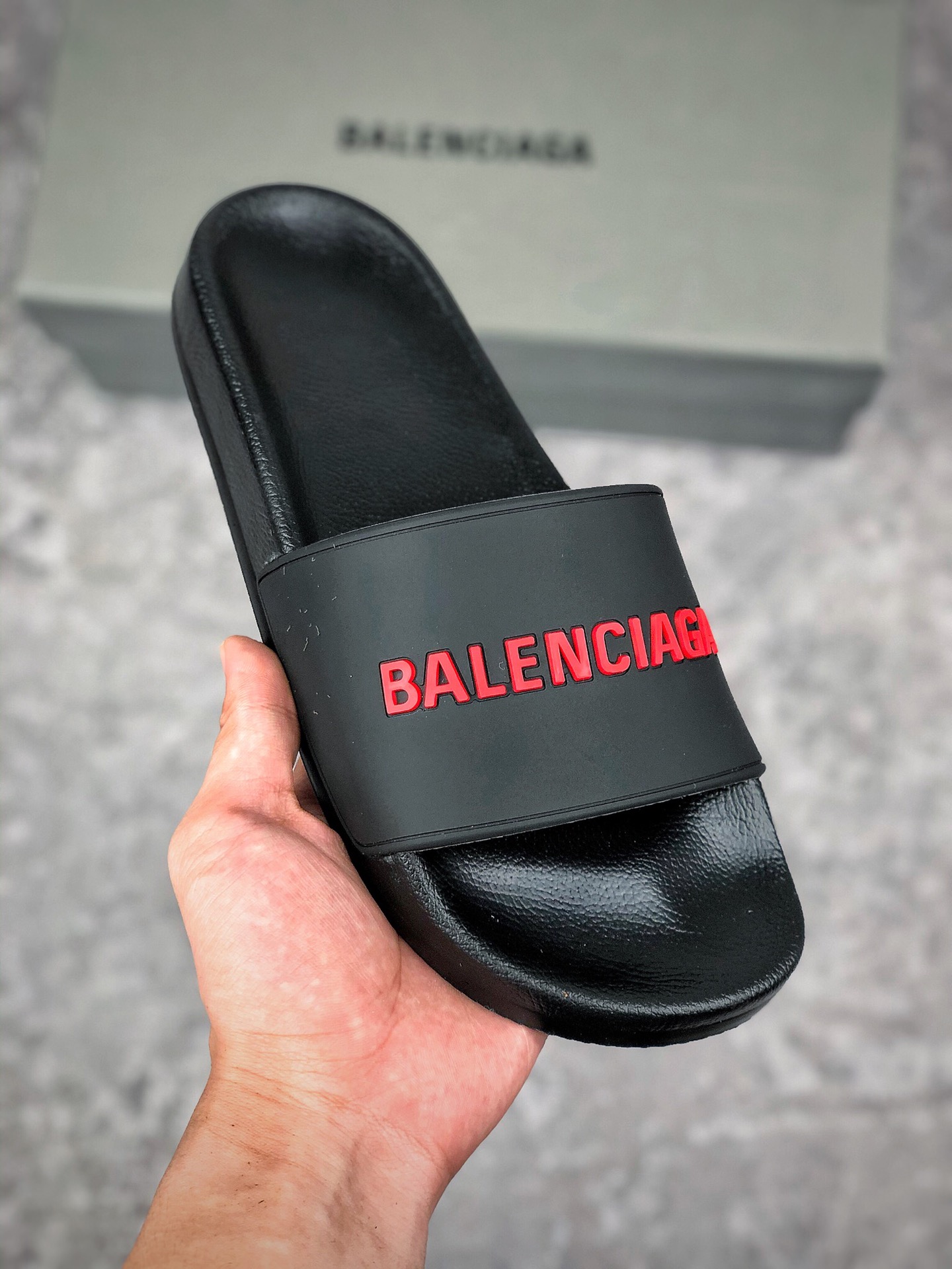 福利特价
 支持放店
Balenciaga 巴黎世家拖鞋 
原鞋购入开发 官方正确版 
原装级头层牛皮  1:1裁剪 
鞋面3D打印logo 凹凸感明显 原版一致细节
尺码：35-45