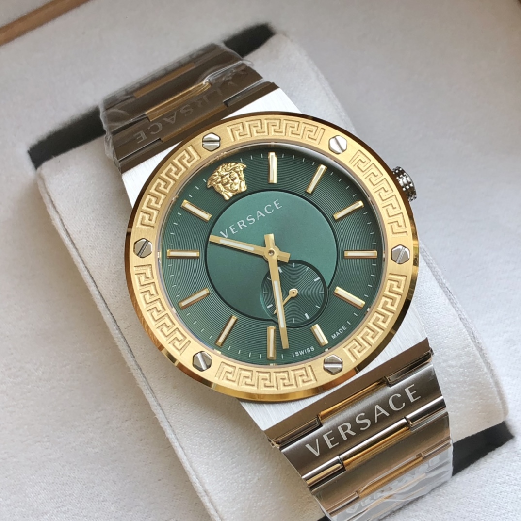 NO:157904,Comment: VERSACE VEVI series men's watch, adopts a unique Sunshine pattern dial and screw design, the 12-hour Medusa avatar is eye-catching and vogue to create a modern style, imported sapphire glass, outer diameter 41MM, 50 meters of waterproof life, stainless steel bracelet polished and brushed texture, the bracelet engraved VERSACE shows the gorgeousness of the brand, matched with Hudie Butterfly button., versace, versace19860909批: VERSACE 范思哲VEVI系列男表,采用独特的日晖纹表盘面和螺丝钉设计,12时位美杜莎头像醒目张扬掀起现代风范,进口蓝宝石玻璃,外径41MM,50米生活防水,精钢表链抛光与拉丝质感结合,表链刻VERSACE字样展现品牌的华丽,搭配胡蝶扣制.,,versace,versace,Watch