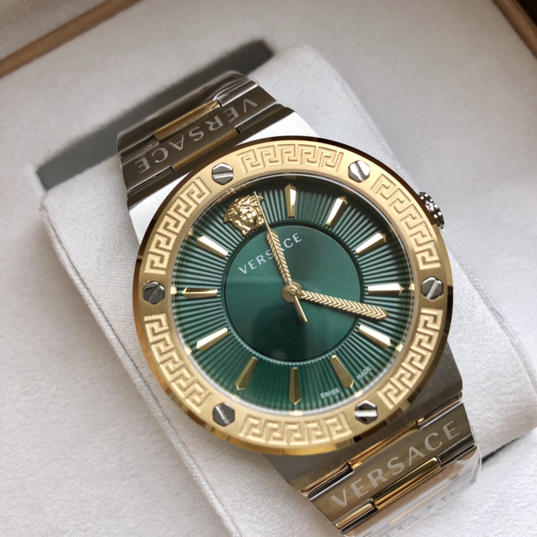 NO:157932,Pick: Original box: 50 VERSACE VersaCE VEVI series men's watch, adopts a unique Sunshine pattern dial and screw design, the 12-hour Medusa avatar is eye-catching and vogue to create a modern style, imported sapphire glass, outer diameter 38MM, 50 meters of waterproof life, stainless steel bracelet polished and brushed texture combined, the bracelet engraved VERSACE shows the gorgeousness of the brand, matched with Hudie button., versace, versace19860909批: 原盒:50 VERSACE 范思哲VEVI系列男表,采用独特的日晖纹表盘面和螺丝钉设计,12时位美杜莎头像醒目张扬掀起现代风范,进口蓝宝石玻璃,外径38MM,50米生活防水,精钢表链抛光与拉丝质感结合,表链刻VERSACE字样展现品牌的华丽,搭配胡蝶扣制.,,versace,versace,Watch