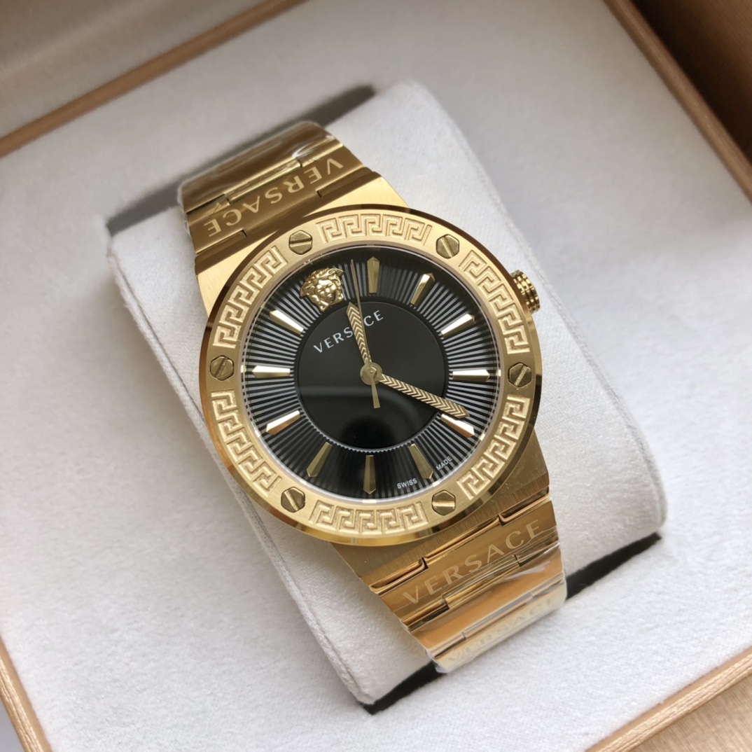 NO:157920,: Original box: 50 VERSACE Versace VEVI series men's watch, adopts a unique Sunshine pattern dial and screw design, the 12-hour Medusa avatar is eye-catching and vogue to create a modern style, imported sapphire glass, outer diameter 38MM, 50 meters of waterproof life, stainless steel bracelet polished and brushed texture combined, the bracelet engraved VERSACE shows the gorgeousness of the brand, matched with Hudie Butterfly button., versace, versace19860909批:原盒:50 VERSACE 范思哲VEVI系列男表,采用独特的日晖纹表盘面和螺丝钉设计,12时位美杜莎头像醒目张扬掀起现代风范,进口蓝宝石玻璃,外径38MM,50米生活防水,精钢表链抛光与拉丝质感结合,表链刻VERSACE字样展现品牌的华丽,搭配胡蝶扣制.,,versace,versace,Watch