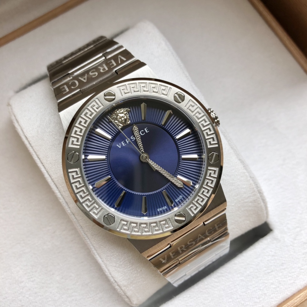 NO:157929,: Original box: 50 VERSACE Versace VEVI series men's watch, adopts a unique Sunshine pattern dial and screw design, the 12-hour Medusa avatar is eye-catching and vogue to create a modern style, imported sapphire glass, outer diameter 38MM, 50 meters of waterproof life, stainless steel bracelet polished and brushed texture, the bracelet engraved VERSACE shows the gorgeousness of the brand, matched with Hudie button., versace, versace19860909批:原盒:50 VERSACE 范思哲VEVI系列男表,采用独特的日晖纹表盘面和螺丝钉设计,12时位美杜莎头像醒目张扬掀起现代风范,进口蓝宝石玻璃,外径38MM,50米生活防水,精钢表链抛光与拉丝质感结合,表链刻VERSACE字样展现品牌的华丽,搭配胡蝶扣制.,,versace,versace,Watch