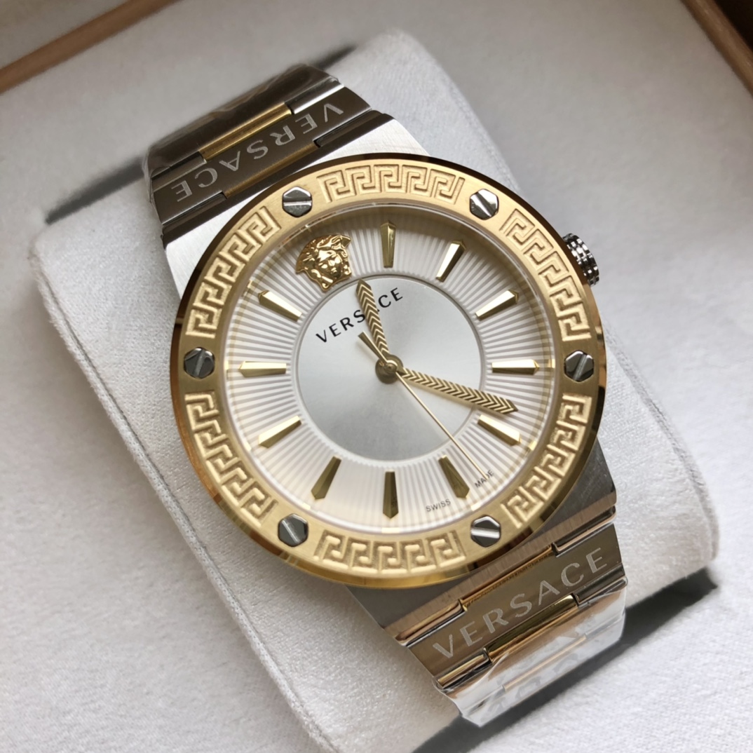 NO:157926,Pick: Original box: 50 VERSACE VersaCE VEVI series men's watch, adopts a unique Sunshine pattern dial and screw design, the 12-hour Medusa avatar is eye-catching and radiant to bring out a modern style, imported sapphire glass, outer diameter 38MM, 50 meters of waterproof life, stainless steel bracelet polished and brushed texture, the bracelet engraved VERSACE shows the gorgeousness of the brand, matched with Hudie button., versace, versace19860909批: 原盒:50 VERSACE 范思哲VEVI系列男表,采用独特的日晖纹表盘面和螺丝钉设计,12时位美杜莎头像醒目张扬掀起现代风范,进口蓝宝石玻璃,外径38MM,50米生活防水,精钢表链抛光与拉丝质感结合,表链刻VERSACE字样展现品牌的华丽,搭配胡蝶扣制.,,versace,versace,Watch