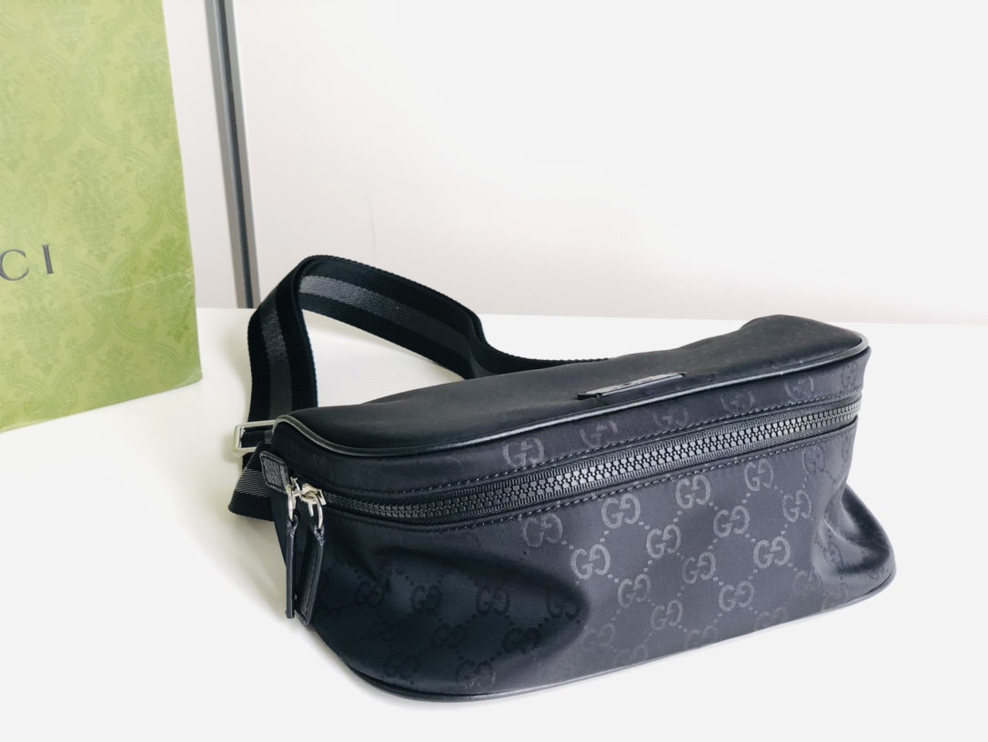 Gucci's most popular style, the latest fashionable chest bag! Fanny pack! Unisex! Made to order using imported original fabrics! Officially on sa