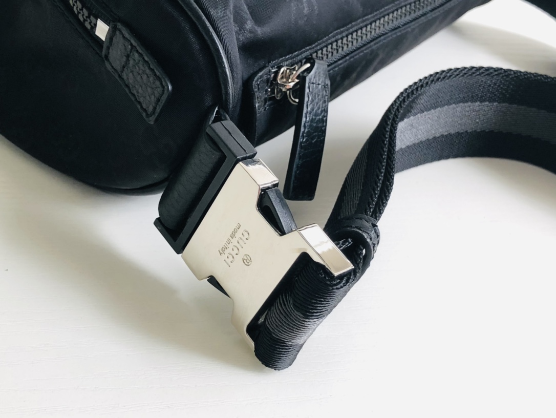 Gucci's most popular style, the latest fashionable chest bag! Fanny pack! Unisex! Made to order using imported original fabrics! Officially on sa