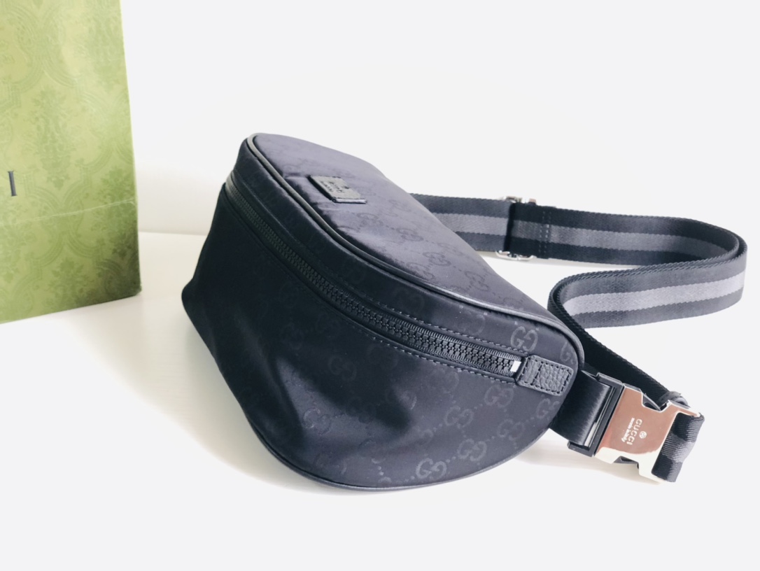 Guccis latest fashionable chest bag! Fanny pack! Unisex! Custom-made with imported fabrics! Officially on sale 449182. Size 27.13.12cm