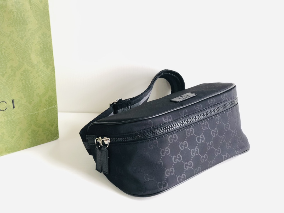 Guccis latest fashionable chest bag! Fanny pack! Unisex! Custom-made with imported fabrics! Officially on sale 449182. Size 27.13.12cm