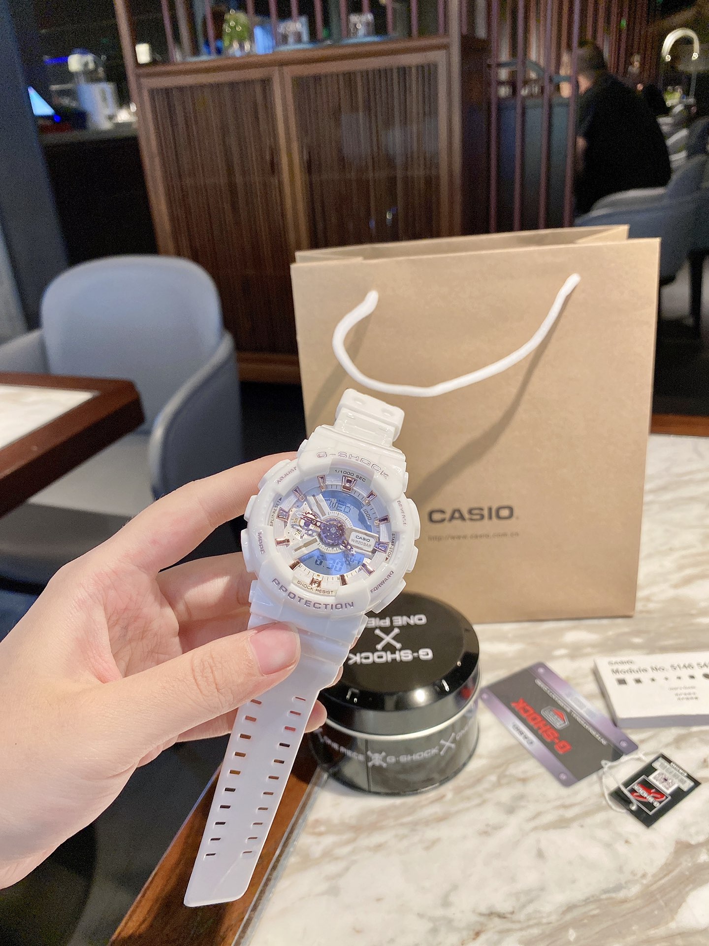 E0  爆款了 Casio 卡西欧 110系列，最高版本，主要功能：抬手灯，防震防水，世界时间，倒计时，闹铃，间歇响报，全套包装一手价出110系列爆款小红书爆款男女佩戴都很帅气配全套包装