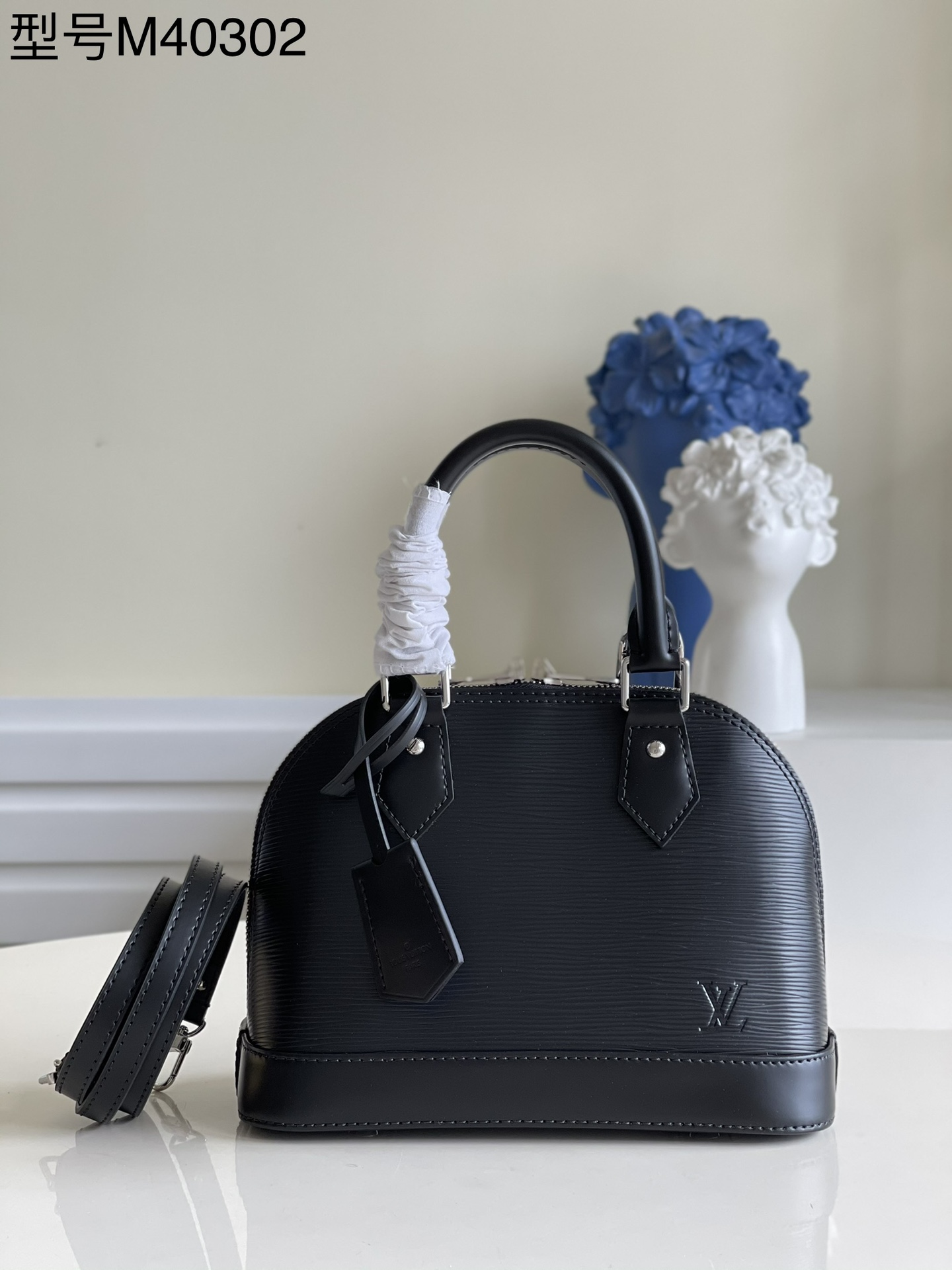 NO:397416,【Exclusive real photo M40302 black】The cute and charming Alma BB handbag is a classic Louis Vuitton bag designed in 1934, with a very artistic decorative style. In 2010, when the Alma bag was officially launched, a mini model was specially designed for the daughter of the lady who owned this hand. The Alma BB handbag comes with a removable shoulder strap for light crossbody. This new and fashionable handbag in Epi leather has a range of bright and bright colors to choose from. Size 23.5 x 17.5 x 11.5 cm P.850, LV [original leather], louis vuitton, louis vuitton19860909【独家实拍M40302 黑】可爱迷人的 Alma BB 手袋,其原型是在 1934 年设计的、颇具艺术装饰风格的一款路易威登经典包款.2010年,在 Alma 包款正式推出之际,特为拥有此款手女士的女儿设计迷你型号.Alma BB 手袋配有一根可拆卸的肩带,用于轻便斜挎. 这款采用 Epi 皮革对经典造型进行全新时尚演绎的手袋拥有一系列艳丽、明快的色彩可供选择.尺寸23.5 x 17.5 x 11.5 厘米 P.850,LV【原厂皮】,louis vuitton,louis vuitton,Bag