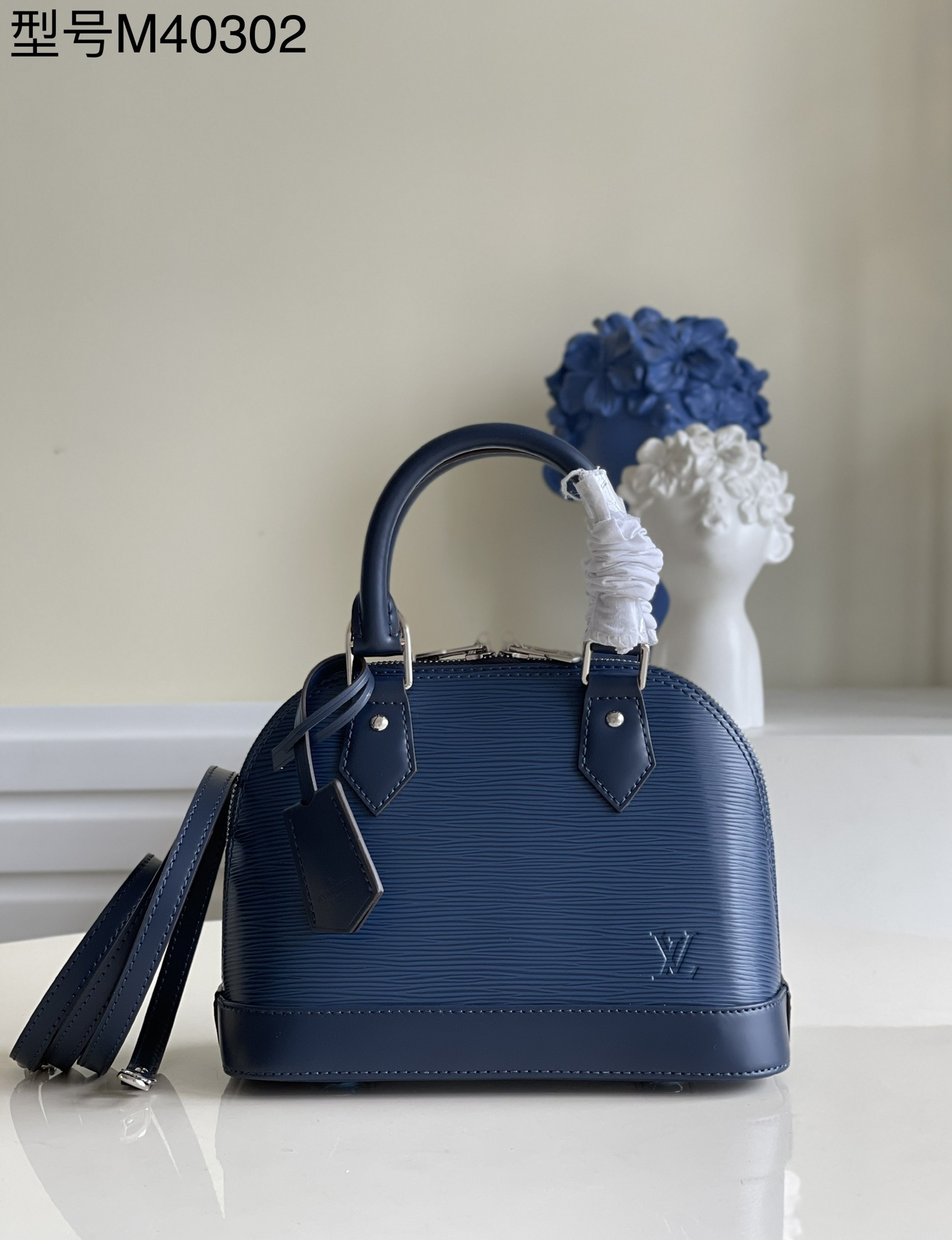 NO:397419,【Exclusive real photo M40302 blue】The cute and charming Alma BB handbag is a classic Louis Vuitton bag designed in 1934, with a very artistic decorative style. In 2010, when the Alma bag was officially launched, a mini model was specially designed for the daughter of the lady who owned this hand. The Alma BB handbag comes with a removable shoulder strap for light crossbody. This new and fashionable handbag in Epi leather has a series of bright and bright colors to choose from. Size 23.5 x 17.5 x 11.5 cm P.850, LV [original leather], louis vuitton, louis vuitton19860909【独家实拍M40302蓝】可爱迷人的 Alma BB 手袋,其原型是在 1934 年设计的、颇具艺术装饰风格的一款路易威登经典包款.2010年,在 Alma 包款正式推出之际,特为拥有此款手女士的女儿设计迷你型号.Alma BB 手袋配有一根可拆卸的肩带,用于轻便斜挎. 这款采用 Epi 皮革对经典造型进行全新时尚演绎的手袋拥有一系列艳丽、明快的色彩可供选择.尺寸23.5 x 17.5 x 11.5 厘米 P.850,LV【原厂皮】,louis vuitton,louis vuitton,Bag