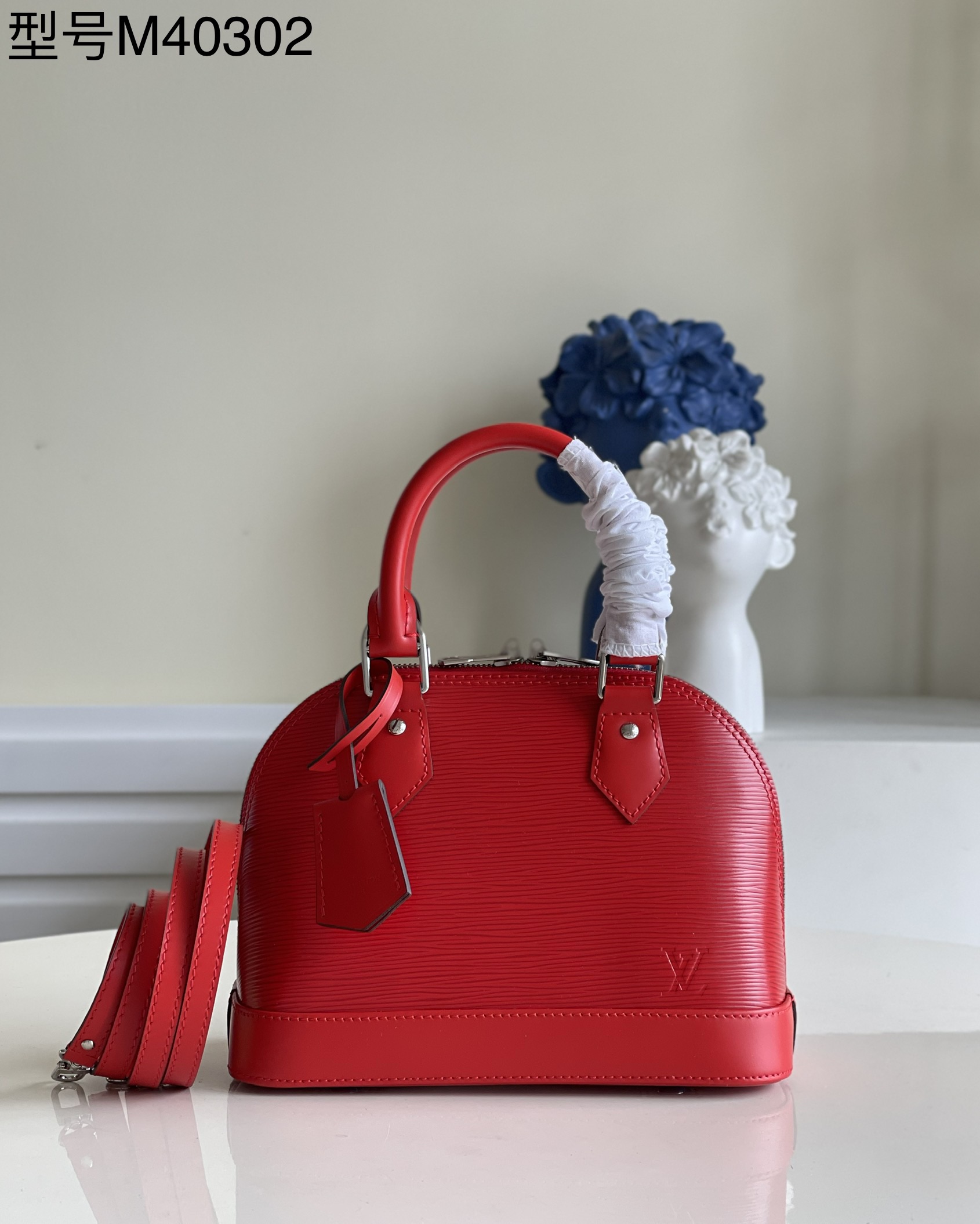 NO:397423,【Exclusive real photo M40302 red】The cute and charming Alma BB handbag is a classic Louis Vuitton bag designed in 1934, with a very artistic decorative style. In 2010, when the Alma bag was officially launched, a mini model was specially designed for the daughter of the lady who owned this hand. The Alma BB handbag comes with a removable shoulder strap for light crossbody. This new and fashionable handbag in Epi leather has a series of bright and bright colors to choose from. Size 23.5 x 17.5 x 11.5 cm P.850, LV [original leather], louis vuitton, louis vuitton19860909【独家实拍M40302红】可爱迷人的 Alma BB 手袋,其原型是在 1934 年设计的、颇具艺术装饰风格的一款路易威登经典包款.2010年,在 Alma 包款正式推出之际,特为拥有此款手女士的女儿设计迷你型号.Alma BB 手袋配有一根可拆卸的肩带,用于轻便斜挎. 这款采用 Epi 皮革对经典造型进行全新时尚演绎的手袋拥有一系列艳丽、明快的色彩可供选择.尺寸23.5 x 17.5 x 11.5 厘米 P.850,LV【原厂皮】,louis vuitton,louis vuitton,Bag