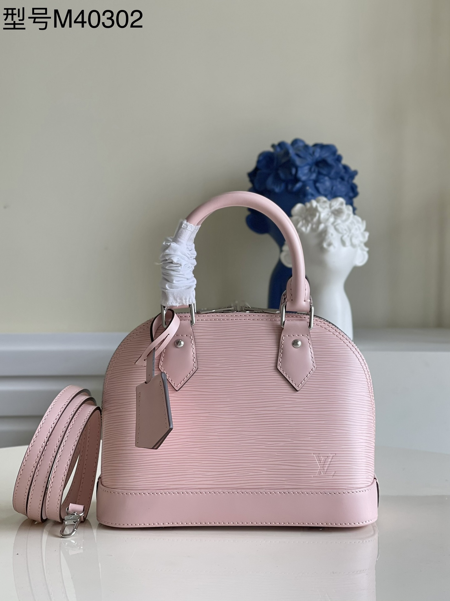 NO:397427,【Exclusive real-life M40302 powder】The cute and charming Alma BB handbag is a classic Louis Vuitton bag designed in 1934, with a very artistic decorative style. In 2010, when the Alma bag was officially launched, a mini model was specially designed for the daughter of the lady who owned this hand. The Alma BB handbag comes with a removable shoulder strap for light crossbody. This new and fashionable handbag in Epi leather has a series of bright and bright colors to choose from. Size 23.5 x 17.5 x 11.5 cm P.850, LV [original leather], louis vuitton, louis vuitton19860909【独家实拍M40302粉】可爱迷人的 Alma BB 手袋,其原型是在 1934 年设计的、颇具艺术装饰风格的一款路易威登经典包款.2010年,在 Alma 包款正式推出之际,特为拥有此款手女士的女儿设计迷你型号.Alma BB 手袋配有一根可拆卸的肩带,用于轻便斜挎. 这款采用 Epi 皮革对经典造型进行全新时尚演绎的手袋拥有一系列艳丽、明快的色彩可供选择.尺寸23.5 x 17.5 x 11.5 厘米 P.850,LV【原厂皮】,louis vuitton,louis vuitton,Bag