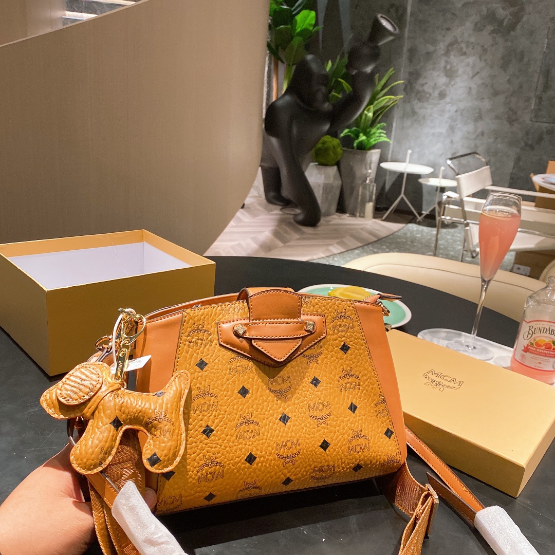 J5 各路明星大咖都在背 追随的潮流旅游季必备款 时尚达人出街行头这款多火我不废话了哈出货 做工超精致版型超好看出街稳赚回头率的1.款尺寸26.10.18，编码202023，