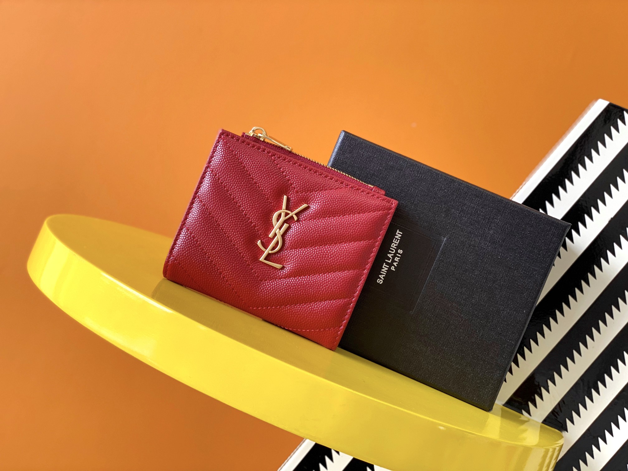 NO:754255,[Top Original Order] [With Serial Code] MONOGRAM two-piece zipper wallet is made of grained textured cowhide leather, with a central metal-linked YSL logo, four-button closure, 8 card slots + 2 flat pockets + 1 banknote slot + 1 coin zipper pocket, model 517045, size 13x9x1.5 cm, YSL, saint laurent, wallets, cowhide19860909【顶级原单】【带序列码】MONOGRAM 两片式拉链钱包采用了颗粒纹理牛皮皮革、搭配中央金属联结YSL标志 四合扣收口、8个卡位槽+2个平口袋+1个纸币插槽+1个零钱拉链袋 ,型号517045尺寸13x9x1.5 cm,YSL,saint laurent,wallets,cowhide,欧美剧