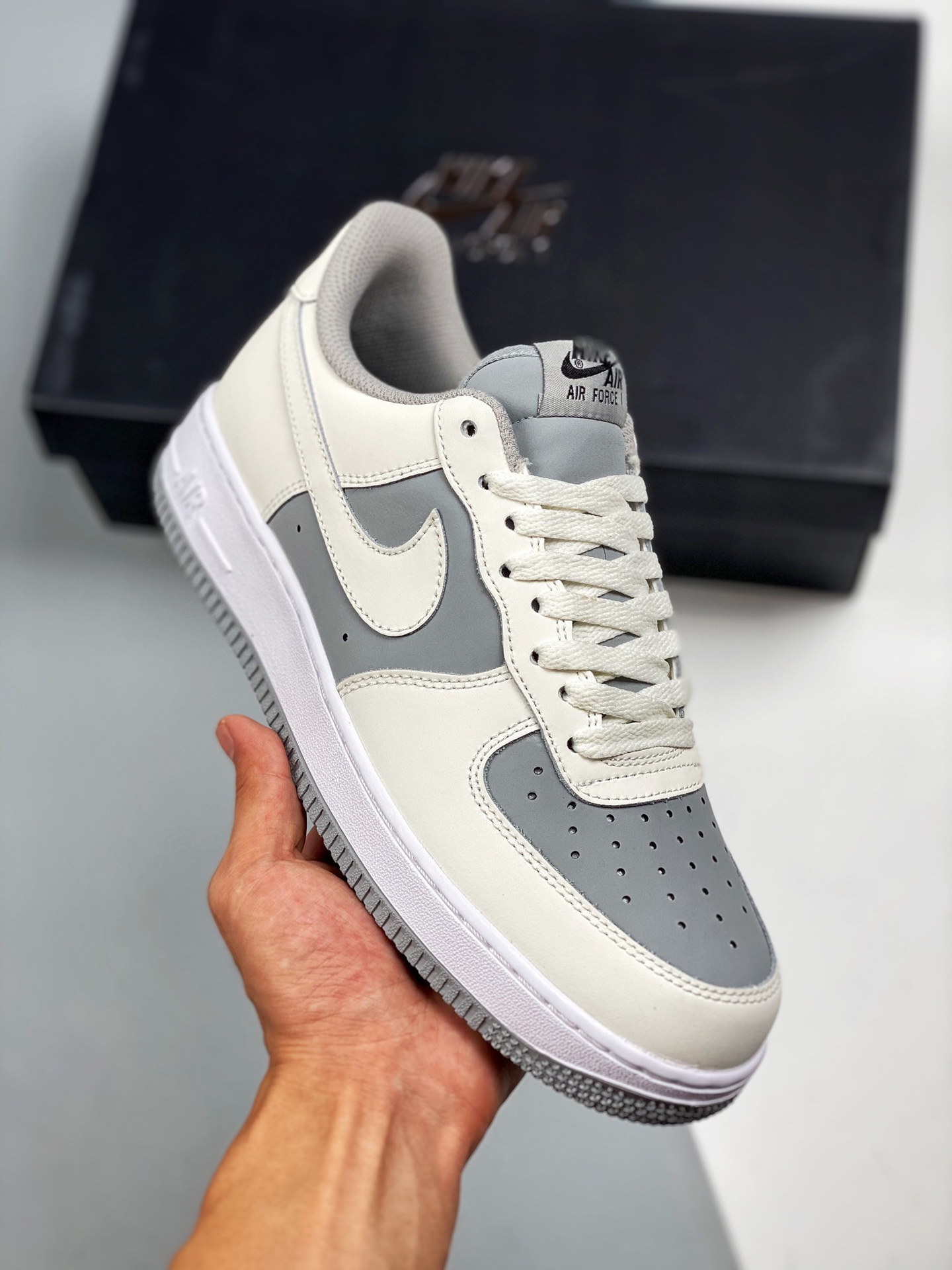 Air Force 1 combinado en gris y beige, horma y plantilla originales, estilo auténtico de Air Force, enfocado en el cana…