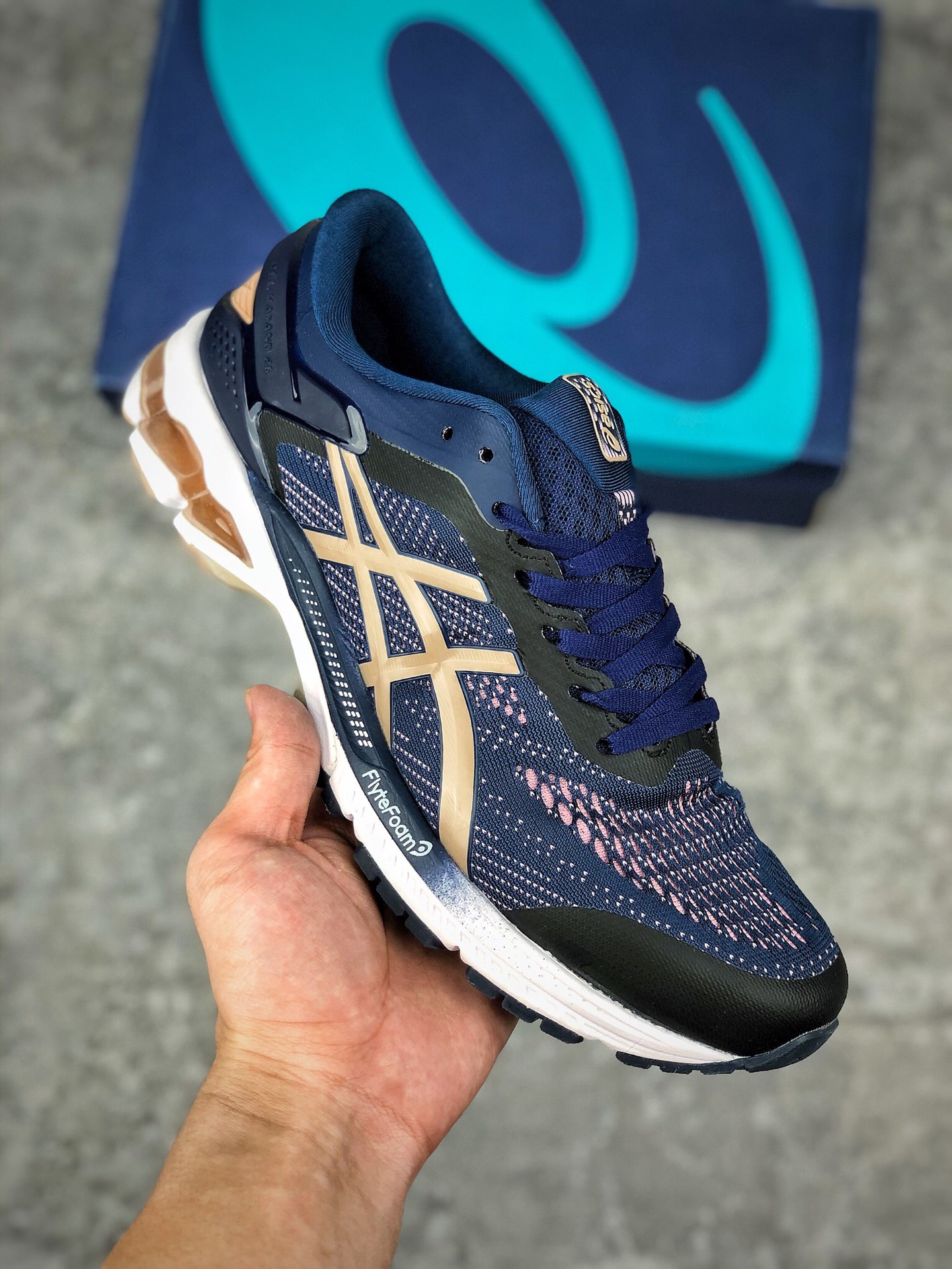  支持放店
 “跑鞋之王”ASICS/亚瑟士 GEL-NIMBUS 26代
原档案据数开发楦型纸版#
原装印尼工代进口单丝纤维程工网布鞋面#
轻舒量适透气材质 后环跟绕式可视GEL缓震胶效果
采用前掌FLYTEFOAM Propel缓中震底科技
码数：39.5 40 40.5 41.5 42 42.5 43.5 44 44.5