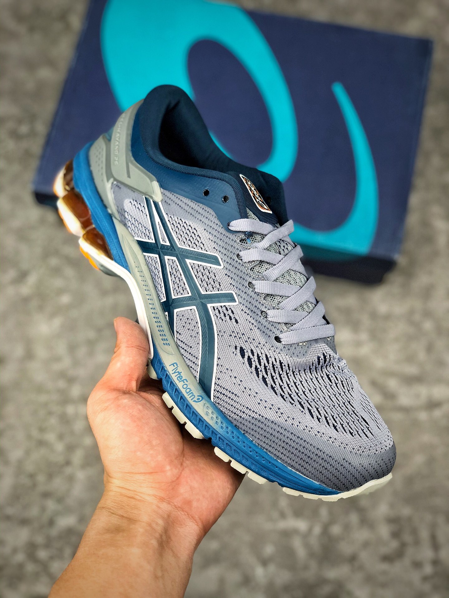  支持放店
 “跑鞋之王”ASICS/亚瑟士 GEL-NIMBUS 26代
原档案据数开发楦型纸版#
原装印尼工代进口单丝纤维程工网布鞋面#
轻舒量适透气材质 后环跟绕式可视GEL缓震胶效果
采用前掌FLYTEFOAM Propel缓中震底科技
码数：39.5 40 40.5 41.5 42 42.5 43.5 44 44.5