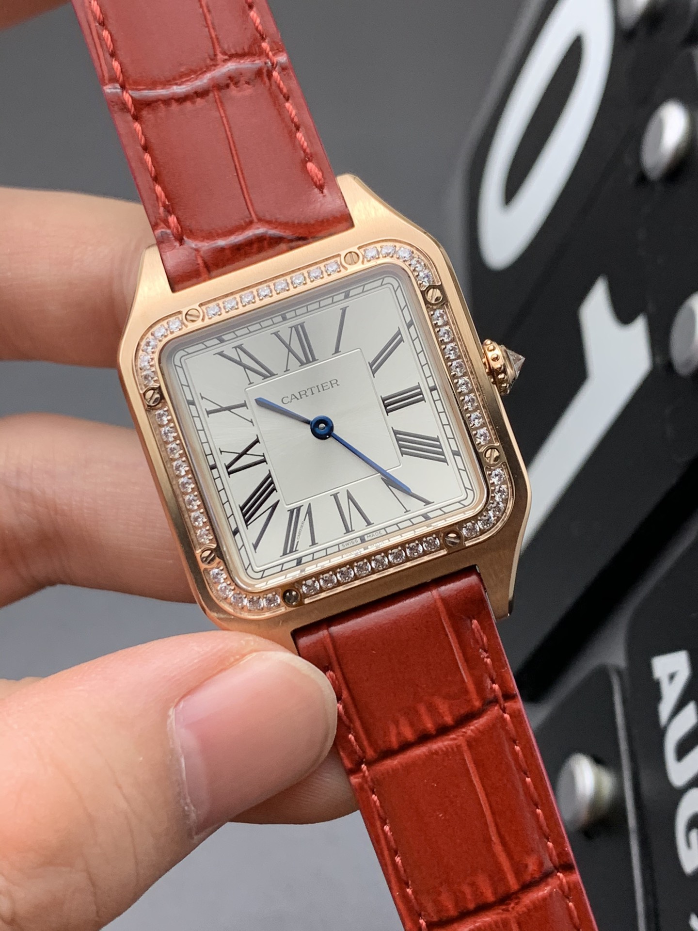 Cartier 金钻石英山度士