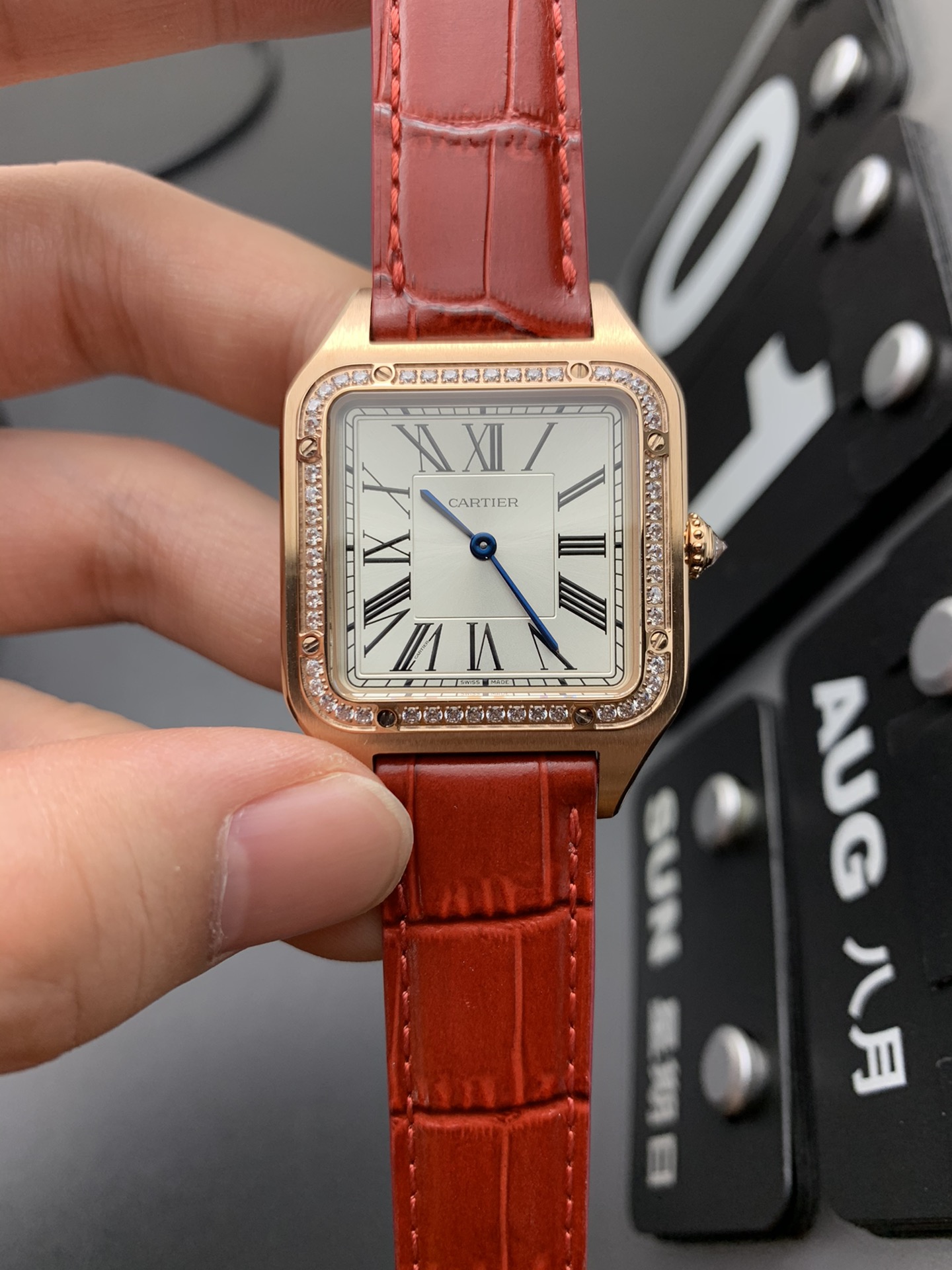 Cartier 金钻石英山度士