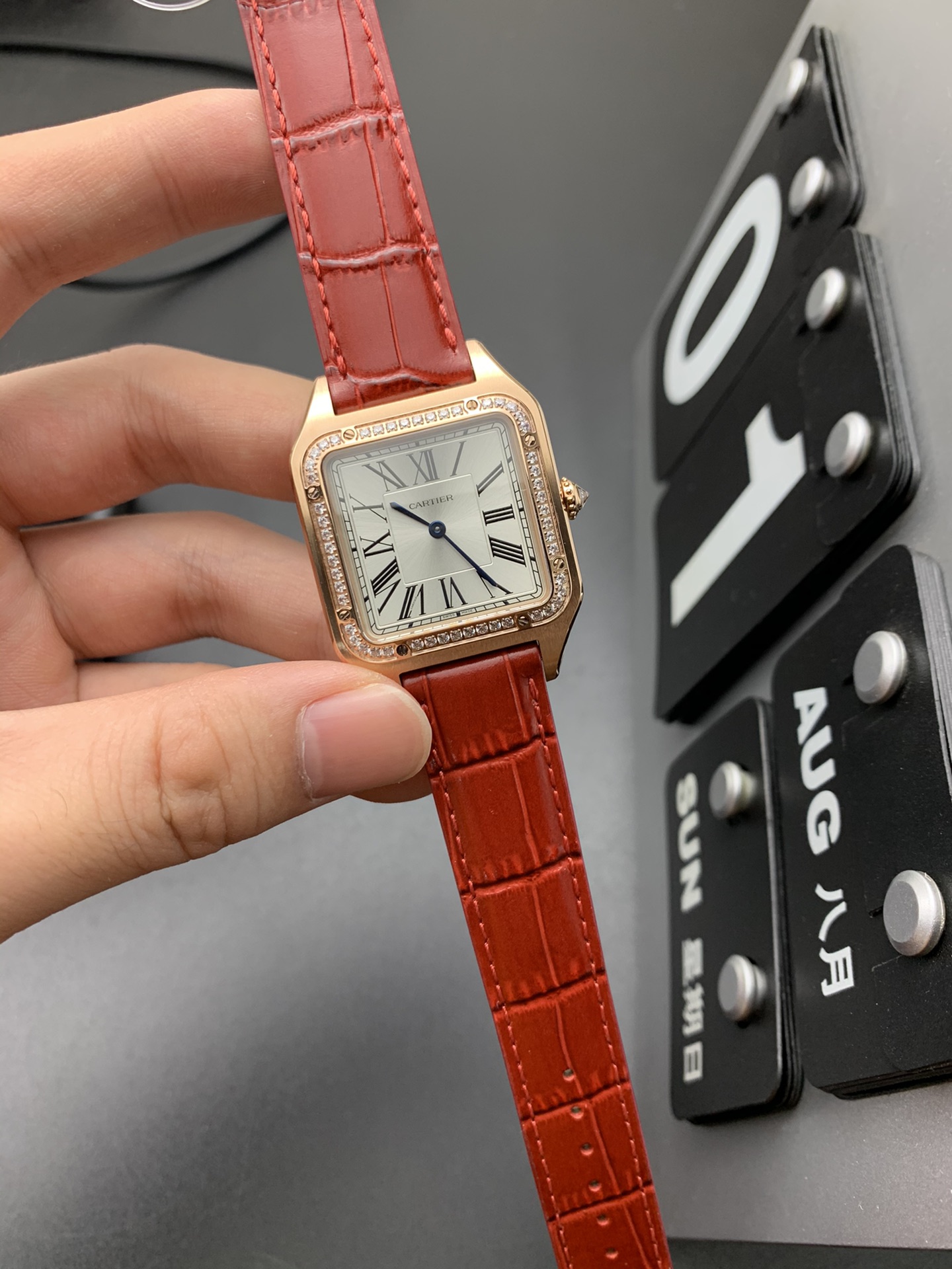 Cartier 金钻石英山度士