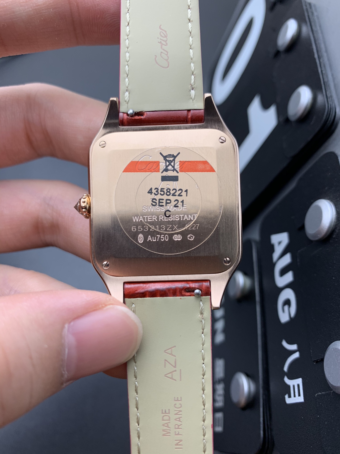 Cartier 金钻石英山度士