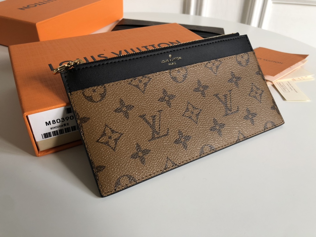 原单新品！驴牌Slim Purse 手拿包/大号卡包M80390黄花到货！定制老花面料搭配头层牛皮！点缀路易威登标识压纹，设有拉链主隔层、外贴袋、外隔层和卡位，亦可置于其他手袋。尺寸20*11  Price-- 包哥哥-