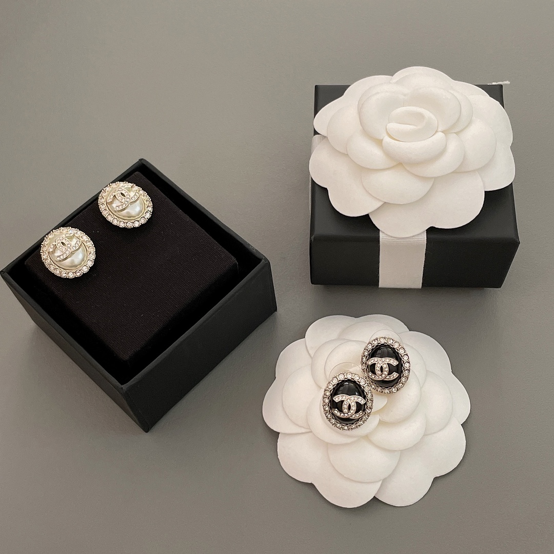 NO:765482,88180 [Fragrant oval bead earrings] A very beautiful earrings, dove egg-shaped oval design!  Full of Hepburn's little fragrance and ladylike temperament!  Z-aligned Swarovski pearls and rhinestones, and the texture of the back hardware is hand-drawn by a master. The overall look has a 3D visual effect, and the details are exquisite and perfect!  ,,Cardia high-end jewelry1986090988180【香椭圆珠耳钉】很美很美的一款耳钉,鸽子蛋形状的椭圆形设计！满满的赫本小香风,名媛气质！Z一致施华洛珍珠水钻,背面五金的纹路师傅手工拉丝而成的,整体看上去很有3D的视觉效果,细节工艺精湛完美！,,卡迪亚高端饰品,Jewelry