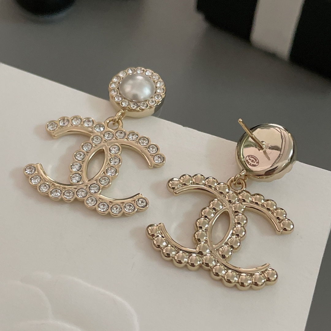  高品质 细节如图 花边钻耳钉 非常仙的一款！仙气十足，一对耳钉足足用了96颗施华洛水晶，背面五金工艺细