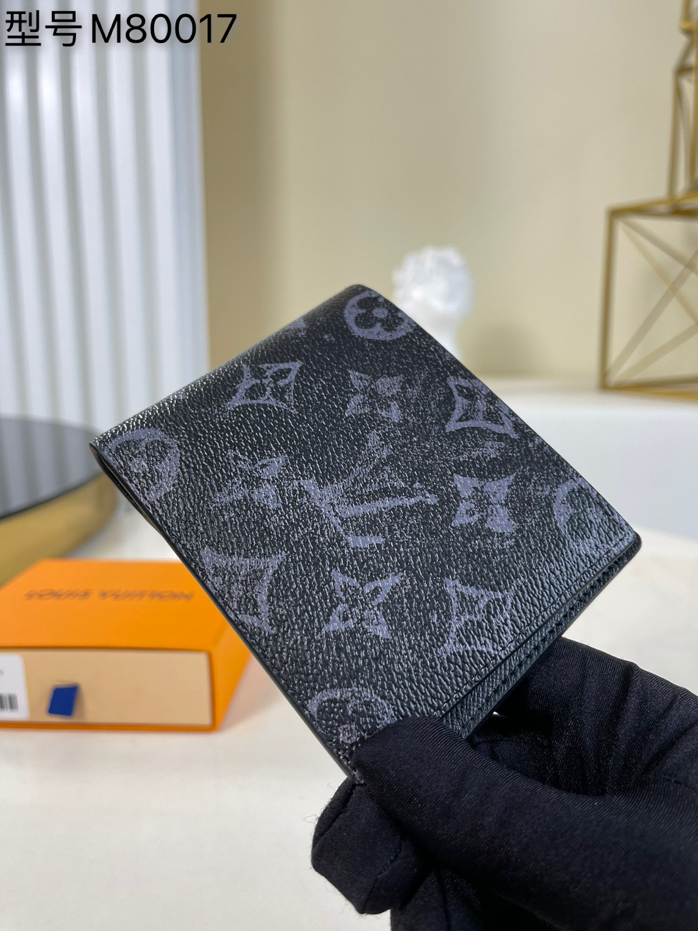 NO:397433,【Exclusive real photo M80017 printed blue】Suit clip wallet early spring series, made of Monogram Pastel Noir canvas, black and gray Monogram patterns are reinterpreted by Virgil Abloh. The new SLENDER wallet is named Slender (slim), extremely delicate. It is compact and compact, and can be easily placed in the front and rear pockets after all the essentials. 11.0x 9.0x 2.0 cm a.,LV [original leather],louis vuitton, wallets, business suit19860909【独家实拍M80017印花蓝色】西装夹钱包初春系列,採用Monogram Pastel Noir帆布製成,黑色和灰色Monogram圖案經Virgil Abloh重新演繹 新款 SLENDER 钱夹 以 Slender（纤巧）为名,极尽纤巧.紧凑小巧,在容纳所有必需品之后仍能轻松放入前后口袋.11.0x 9.0x 2.0 cm a.,LV【原厂皮】,louis vuitton,wallets,business suit,Bag