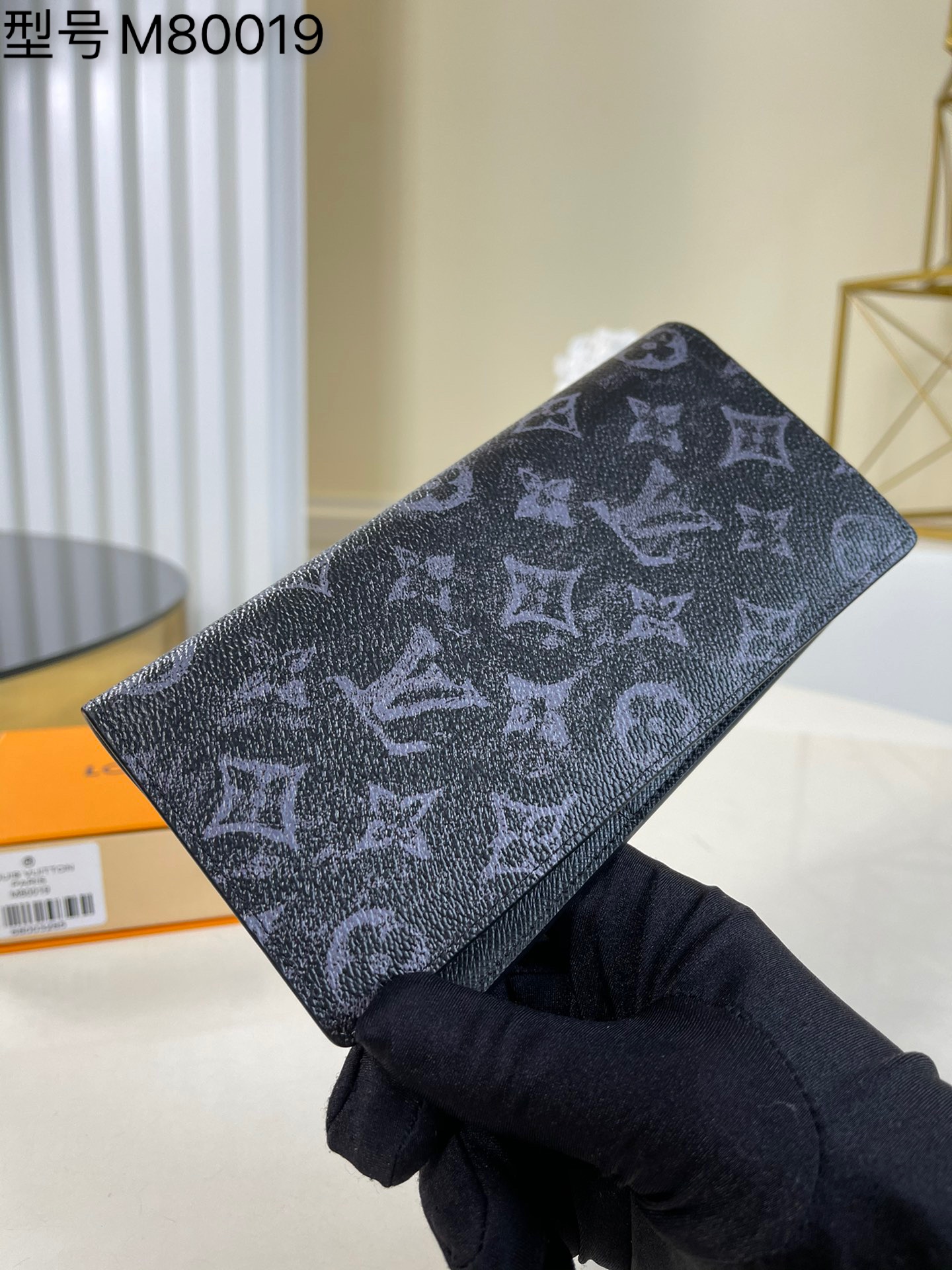 NO:397435,【Exclusive real-life M80019 print】Suit clip wallet early spring series, made of Monogram Pastel Noir canvas, black and gray Monogram patterns are reinterpreted by Virgil Abloh, the new Brazza wallet uses inlay fine work, implicitly revealing the iconic V-shaped characters with Taga leather. Denim cloth embroidered Roman pattern flower suit clip oo[handshake][handshake] long configuration has card slots and compartments, which can store cash, coins and documents, providing functional choices for daily travel. Size 10 x 19 x 2 a.,LV [original leather],louis vuitton,wallets,business suit19860909【独家实拍M80019印花】西装夹钱包 初春系列,採用Monogram Pastel Noir帆布製成,黑色和灰色Monogram圖案經Virgil Abloh重新演繹,新款 Brazza 钱夹运用镶嵌细工,以 Taga 皮革含蓄展露标志性 V 字.牛仔布布面刺绣罗马纹花朵西装夹oo[握手][握手]纤长构型内设卡位和隔层,可收纳现金、硬币和文件,为日常出行提供功能之选.尺寸10 x 19 x 2 a.,LV【原厂皮】,louis vuitton,wallets,business suit,Bag