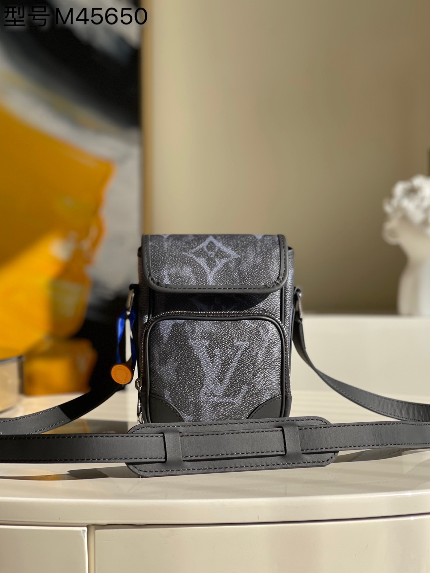 NO:397422,【Exclusive real shot M45650】NANO AMAZON is made of Monogram Pastel Noir canvas, showing Virgil Abloh's reconstruction of classic Monogram patterns. The compact outline is derived from the Louis Vuitton Amazon handbag that was launched in 1974, with a zippered front pocket adding functional design. Size 13 x 18 x 9 cm T.580, LV [original leather], louis vuitton, louis vuitton19860909【独家实拍M45650】NANO AMAZON 取材 Monogram Pastel Noir 帆布,展现 Virgil Abloh 对经典 Monogram 图案的再度重构.紧凑轮廓源自 1974 年问世的路易威登 Amazone 手袋,拉链前袋增添功能设计.尺寸13 x 18 x 9 厘米 T.580,LV【原厂皮】,louis vuitton,louis vuitton,Bag