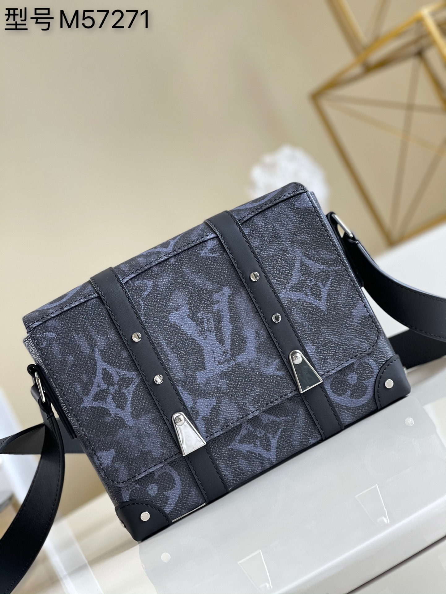 NO:397424,【Exclusive real photo M57271】TRUNK Postman Bag This Trunk Postman Bag is made of Virgil Abloh's newly designed Monogram Pastel Noir canvas, which continues the brand's classic hard box elements such as studs and reinforced leather corners, with inner bag and zippered outer bag. Denim silk-print double-top men's hijab postman shoulder bag oo[handshake][handshake] Removable and adjustable shoulder strap for comfortable carrying. 24 x 18 x 5.5 cm t.,LV [original leather],louis vuitton,satchels19860909【独家实拍M57271】TRUNK 邮差包 本款 Trunk 邮差包取材 Virgil Abloh 全新设计的 Monogram Pastel Noir 帆布,延续饰钉和加固皮革边角等品牌经典硬箱元素,设有内袋和拉链外袋.牛仔布纹丝印双顶男士盖头邮差挎包oo[握手][握手]可拆卸并调节的肩带实现舒适背携. 24 x 18 x 5.5 厘米 t.,LV【原厂皮】,louis vuitton,satchels,Bag