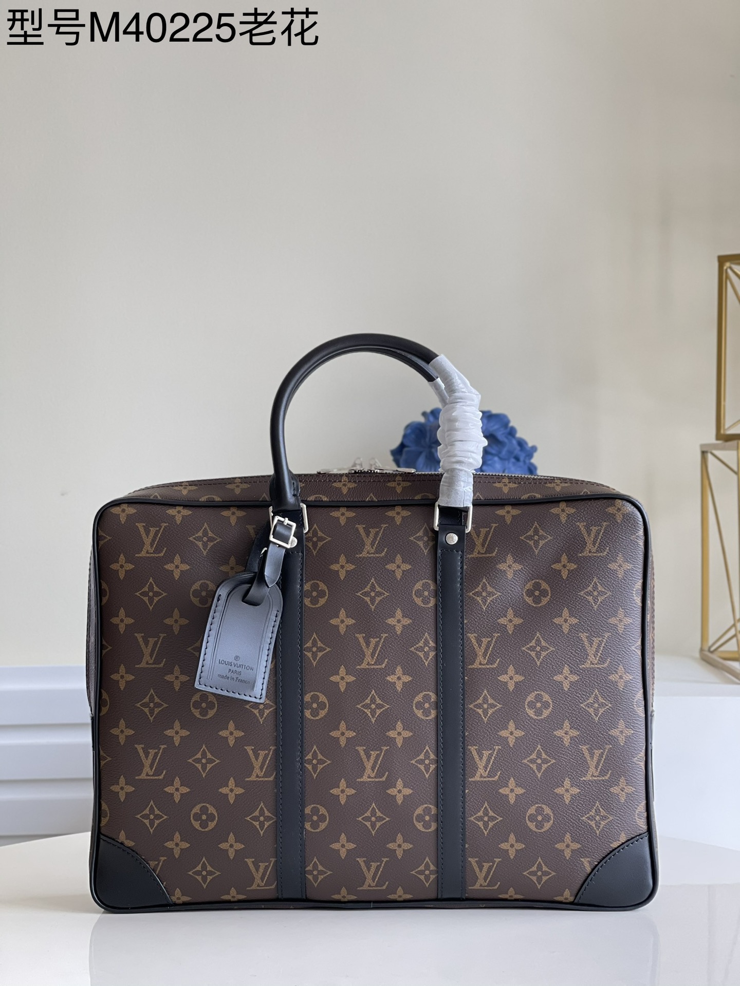 NO:397430,[Exclusive real photo of M40225 presbyterian] PORTE-DOCUMENTS VOYAGE small briefcase Porte-Documents Voyage briefcase made of Monogram canvas is a modern interpretation of Louis Vuitton's classic design. The lightweight body and spacious interior design are excellent choices for business people. 41x 31x 7 cm (Length x Height x Width) M.650, LV [Original leather], louis vuitton, louis vuitton19860909【独家实拍M40225老花】PORTE-DOCUMENTS VOYAGE 小号公文包 以Monogram帆布打造的Porte-Documents Voyage 公文包堪称路易威登经典设计的现代演绎.轻盈的包身和宽敞的内部设计,是商务人士的绝佳选择.41x 31x 7 cm (长x 高x 宽) M.650,LV【原厂皮】,louis vuitton,louis vuitton,Bag