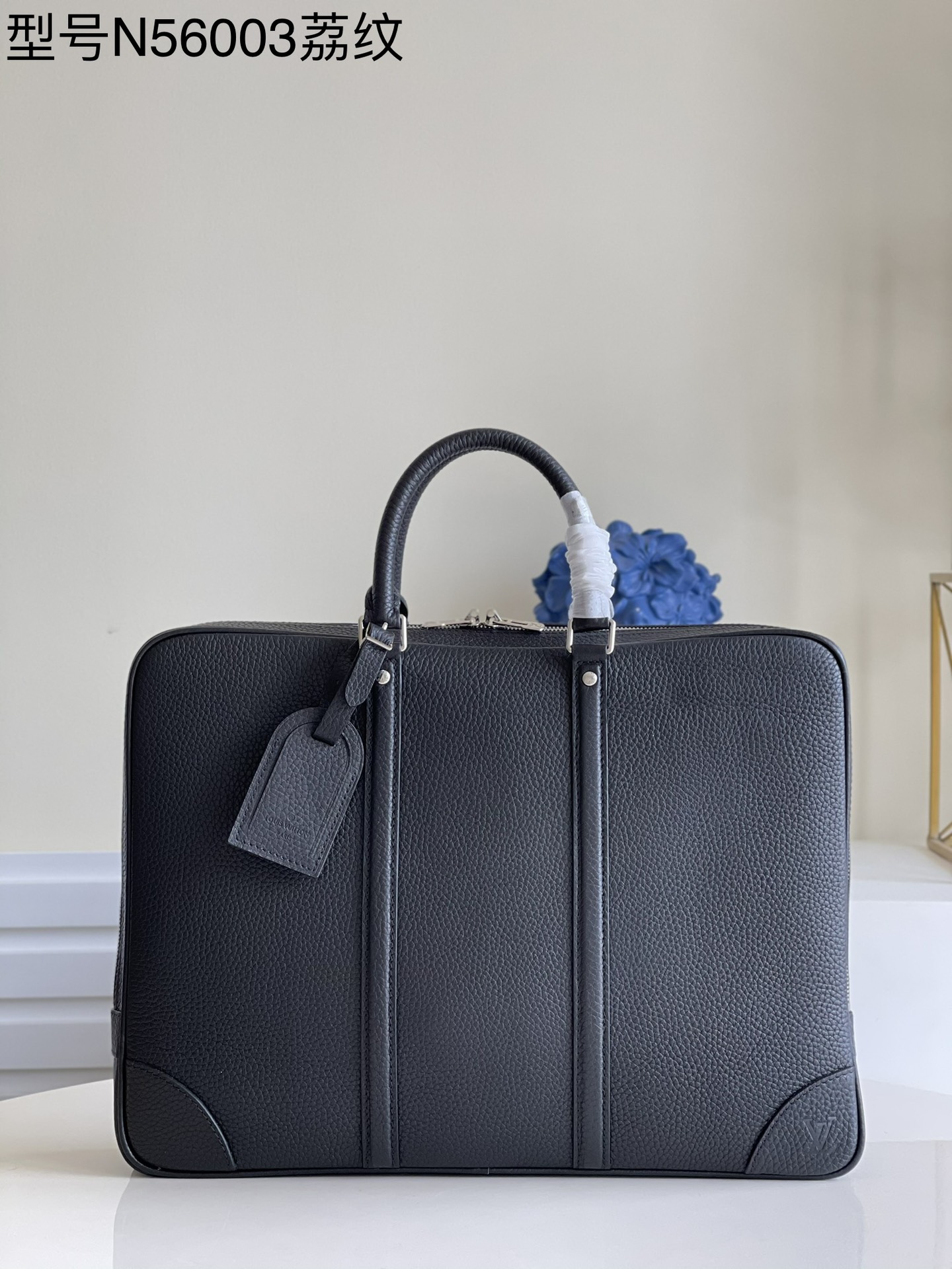 NO:397434,[Exclusive real photo of N56003 lychee pattern] Porte-Documents Voyage briefcase Soft Taurillon calf leather making. It can be regarded as a modern interpretation of Louis Vuitton classic design. The fine craftsmanship and soft leather make this bag exude an extremely luxurious atmosphere at all times. 41 x 31 x 7 cm M.1100, LV [original leather], louis vuitton, louis vuitton, cowhide19860909【独家实拍N56003荔枝纹】 Porte-Documents Voyage公文包 柔软的Taurillon小牛皮制作.堪称路易威登经典设计的现代演绎.精细的工艺和柔软的皮革,使此款包袋无时不散发出极致奢华的气息.41 x 31 x 7 cm M.1100,LV【原厂皮】,louis vuitton,louis vuitton,cowhide,Bag