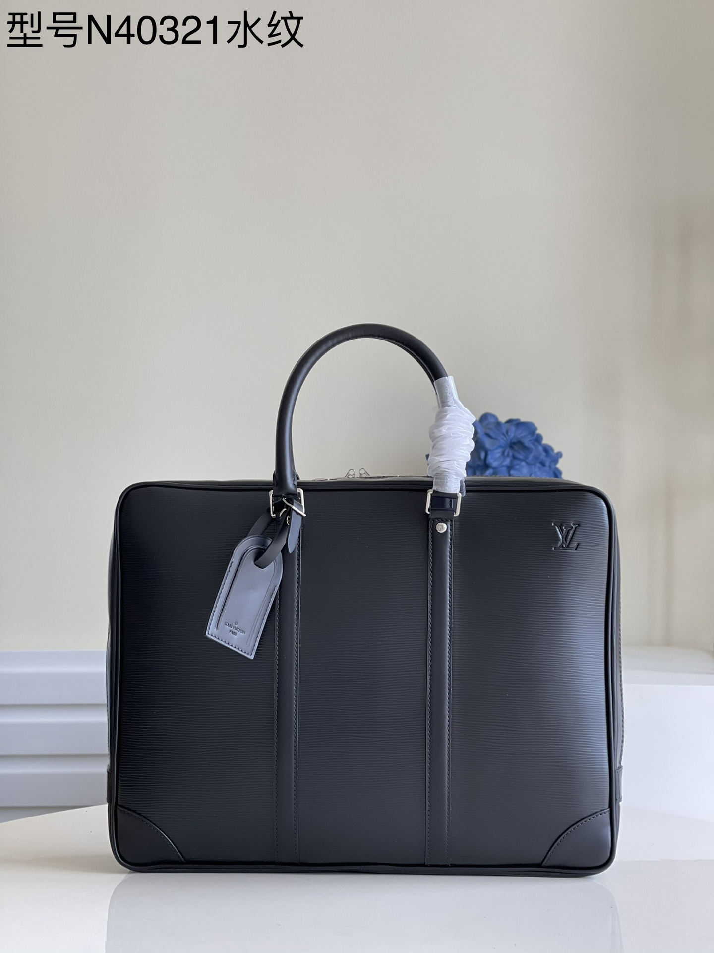NO:397436,[Exclusive real photo of N40321 water ripples] Porte-Documents Voyage briefcase made of Epi leather is a modern interpretation of Louis Vuitton's classic design. The fine craftsmanship and soft leather make this bag exude an extremely luxurious atmosphere at all times. 41 x 31 x 7 cm m.1050, LV [original leather], louis vuitton, louis vuitton19860909【独家实拍N40321水波纹】 以Epi皮革打造的Porte-Documents Voyage公文包 堪称路易威登经典设计的现代演绎.精细的工艺和柔软的皮革,使此款包袋无时不散发出极致奢华的气息.41 x 31 x 7 cm m.1050,LV【原厂皮】,louis vuitton,louis vuitton,Bag