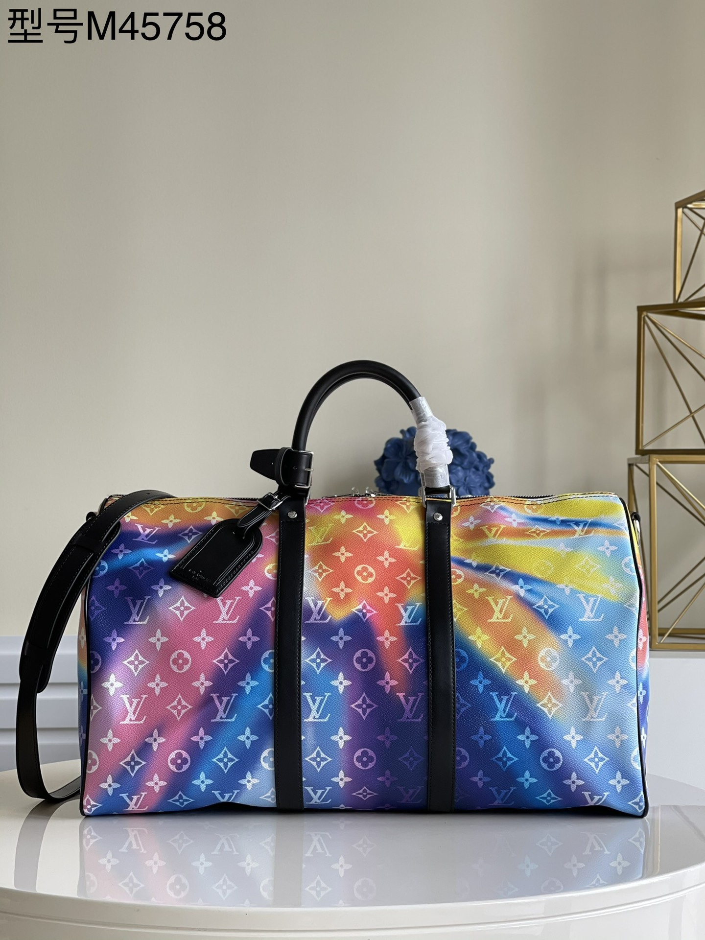 NO:397714,【Exclusive real photo M45758】 This Keepall 50 BANDOULIRE soft travel bag uses elegant watercolor to depict Monogram pattern on the surface of the coated canvas. Dream back to the fantasy aurora effect woven by Virgil Abloh, the cabin luggage size is hidden and the ideal companion for weekend trips. Size 50 x 29 x 23cm z.870, LV [original leather], louis vuitton19860909【独家实拍M45758】 本款 Keepall 50 BANDOULIRE 软质旅行袋以淡雅水彩于涂层帆布表面描摹 Monogram 图案,梦回 Virgil Abloh 编织的幻彩极光效果,机舱行李尺寸暗藏充裕容量,是周末旅途的理想伴侣. 尺寸50 x 29 x 23cm z.870,LV【原厂皮】,louis vuitton,Bag