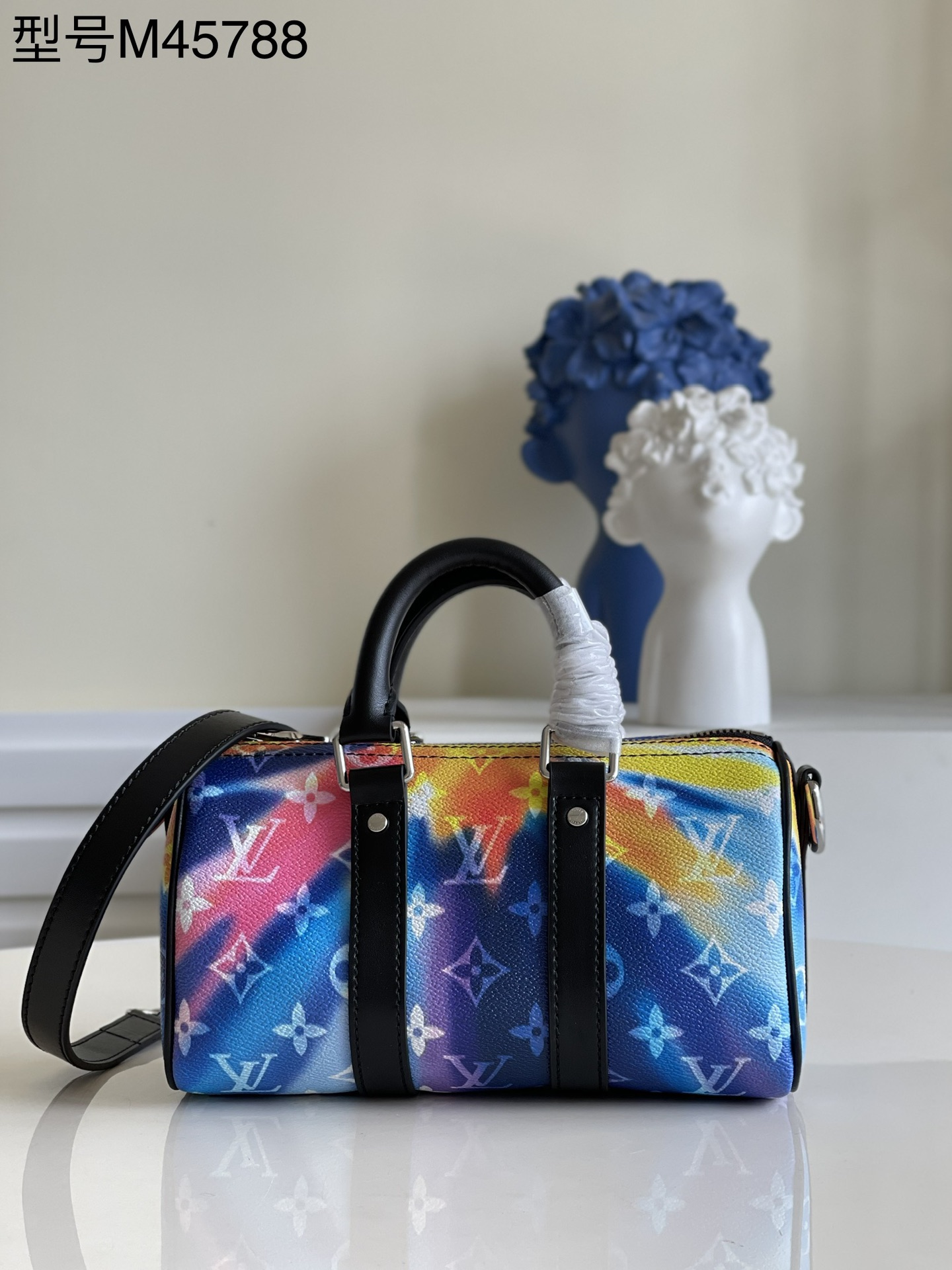 NO:397688,【Exclusive real photo M45788】This Keepall XS LV sunset color printed on Monogram material, providing safe protection while inventing bright colors, interesting explanation. Autumn series Aurora colorful theme. Double handles and adjustable shoulder straps to achieve comfortable carrying. Size 21 x 12 x 9cm z.650,LV [original leather],louis vuitton19860909【独家实拍M45788】本款 Keepall XS LV 日落彩印于 Monogram 材料上,迸发明亮色彩的同时提供稳妥保护,妙趣阐释 秋季系列 极光炫彩主题.双手柄和可调节肩带实现舒适背携.尺寸21 x 12 x 9cm z.650,LV【原厂皮】,louis vuitton,Bag