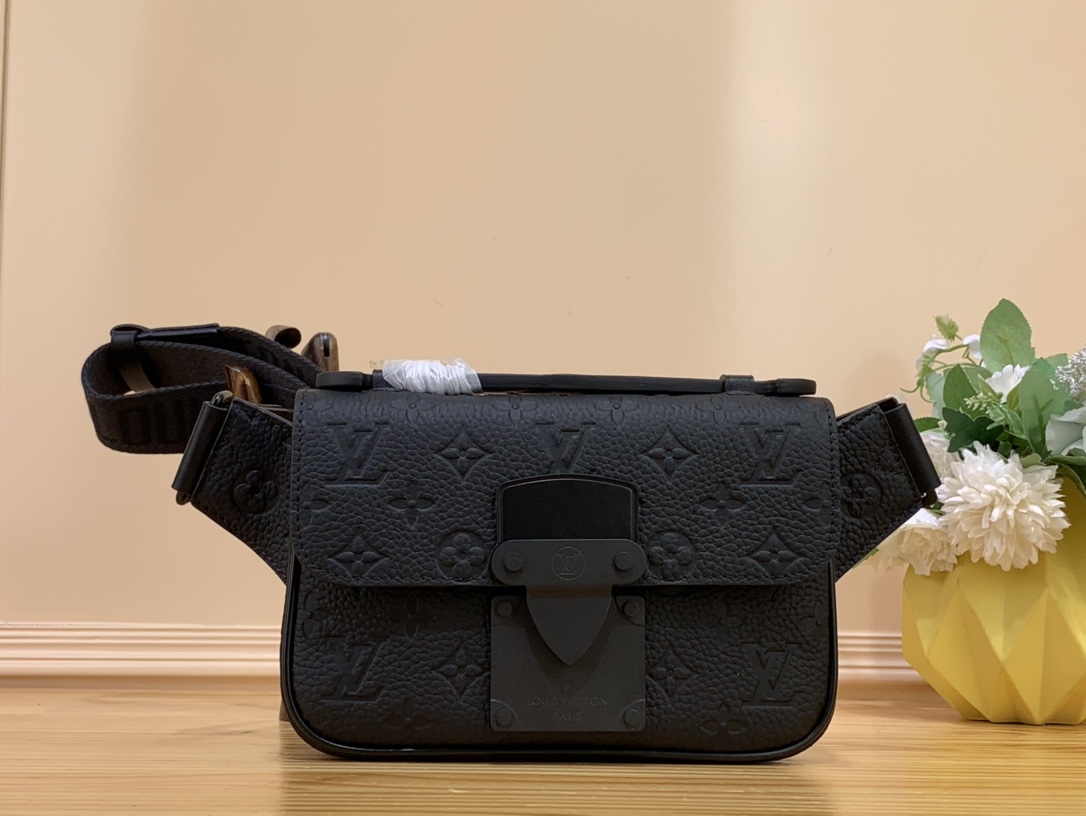 NO:552351,Top original order [S LOCK SLING handbag] m58487 gram color (embossed) This new S Lock Sling handbag is made of Monogram embossed black Taurillon leather, elegant and modern. The creative magnetic lock is inspired by Louis Vuitton's traditional hard case lock to ensure that items are safe and easy to access. Equipped with LV logo shoulder strap and embossed handle, it is fashionable and practical, suitable for daily carrying. Size 21 x 15 x  4 cm 6017068,,louis vuitton,louis vuitton19860909顶级原单【S LOCK SLING 手袋】 m58487 克色（压花） 此新款 S Lock Sling 手袋由 Monogram 压纹黑色 Taurillon 皮革制成,优雅现代.创意磁吸锁扣以路易威登传统硬箱锁扣为灵感打造,可确保物品安全无虞,便于拿取.配有 LV 标识肩带与压纹手柄,时尚实用,适合日常背携. 尺寸21 x 15 x 4 厘米 6017068,,louis vuitton,louis vuitton,Bag