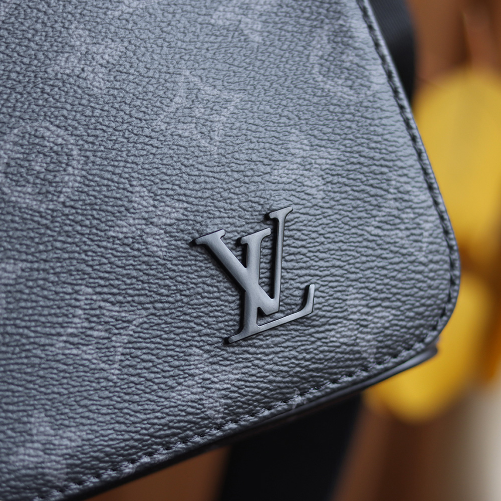 Louis Vuitton District Shoulder Bag M44000 in Premium French Leather