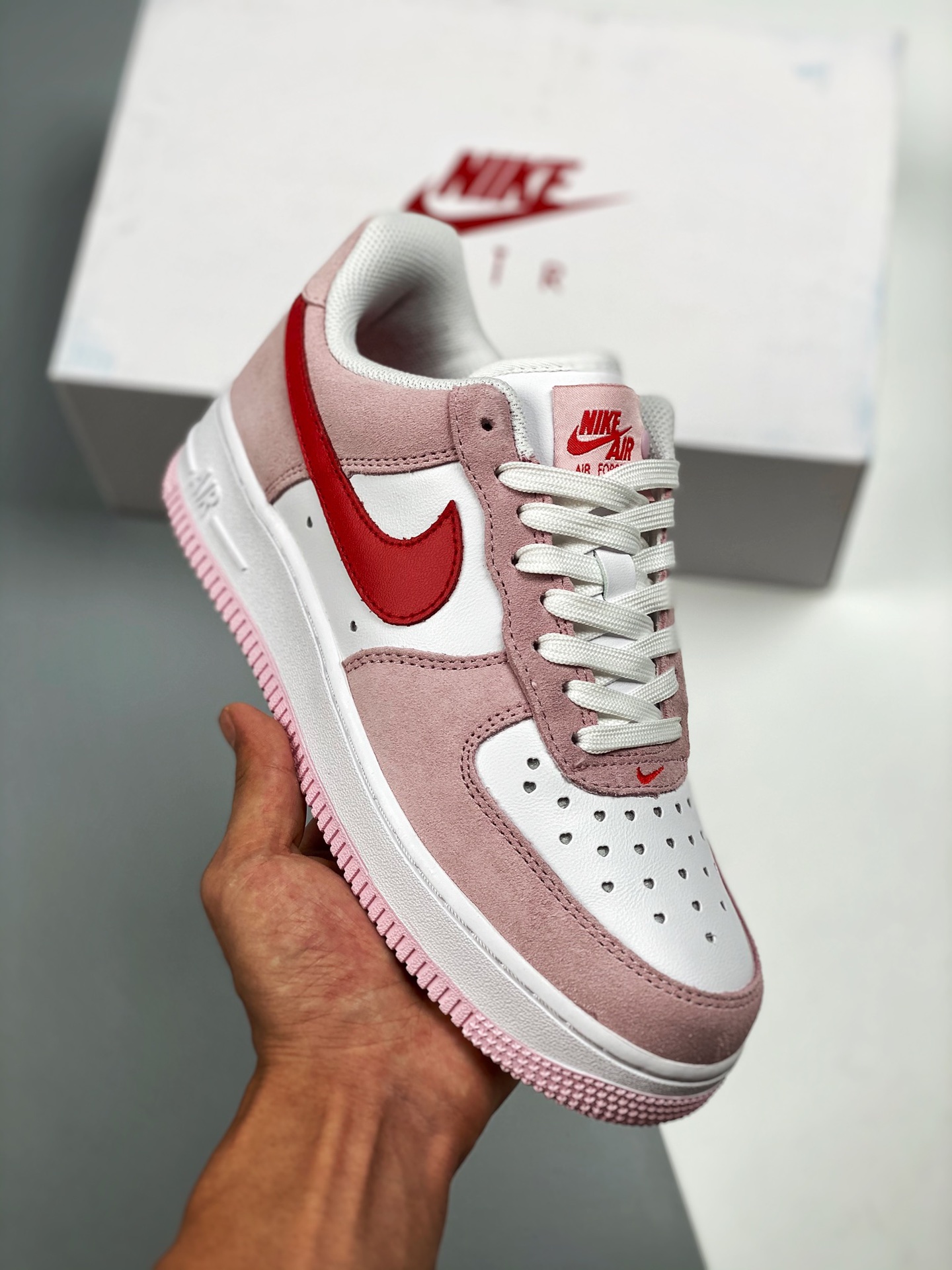 Oferta especial 👋👋 Nike Air Force 1 '07 QS rosa, San Valentín, este calzado utiliza colores rojo universitario y rosa…