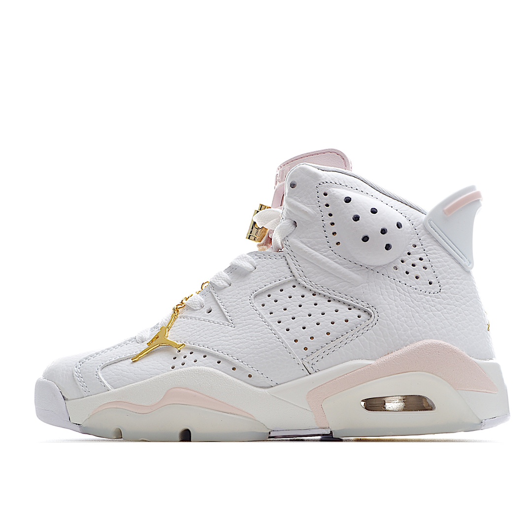 Air Jordan AJ6 WMNS “Gold Hoops”金粉 鞋款从女性常戴的时尚简约的金制耳环中汲取灵感，从而打造了相互联结的金色环圈，并将其巧妙点缀于鞋带栓扣之上。该 AJ6 鞋面采用白色荔枝皮材质，搭配富有光泽感的内衬，同时结合乳白色半透明橡胶外底，可谓独具匠心。